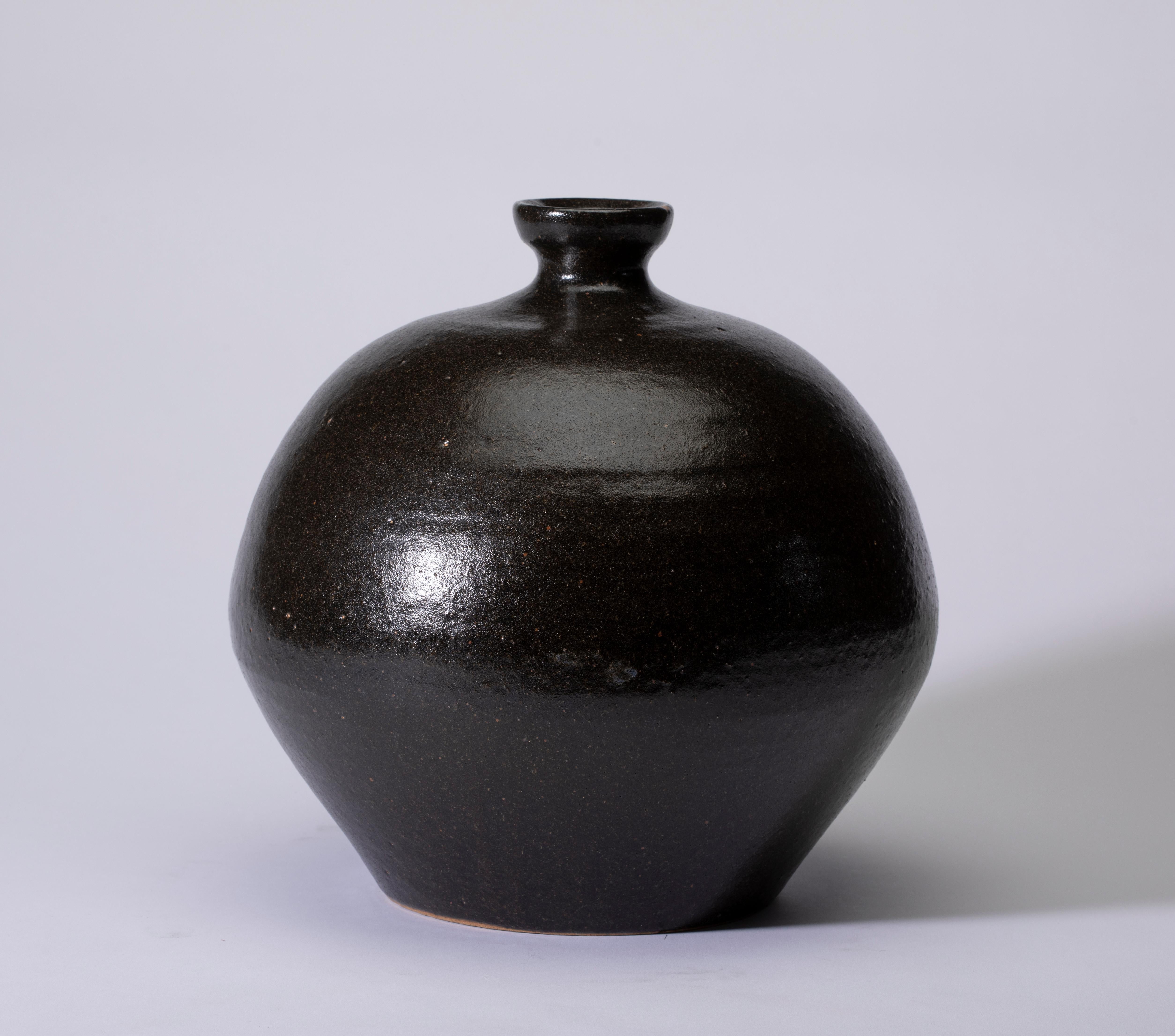 Noirci Vase en terre cuite de Mashiko, noir avec des nuances brunes  en vente