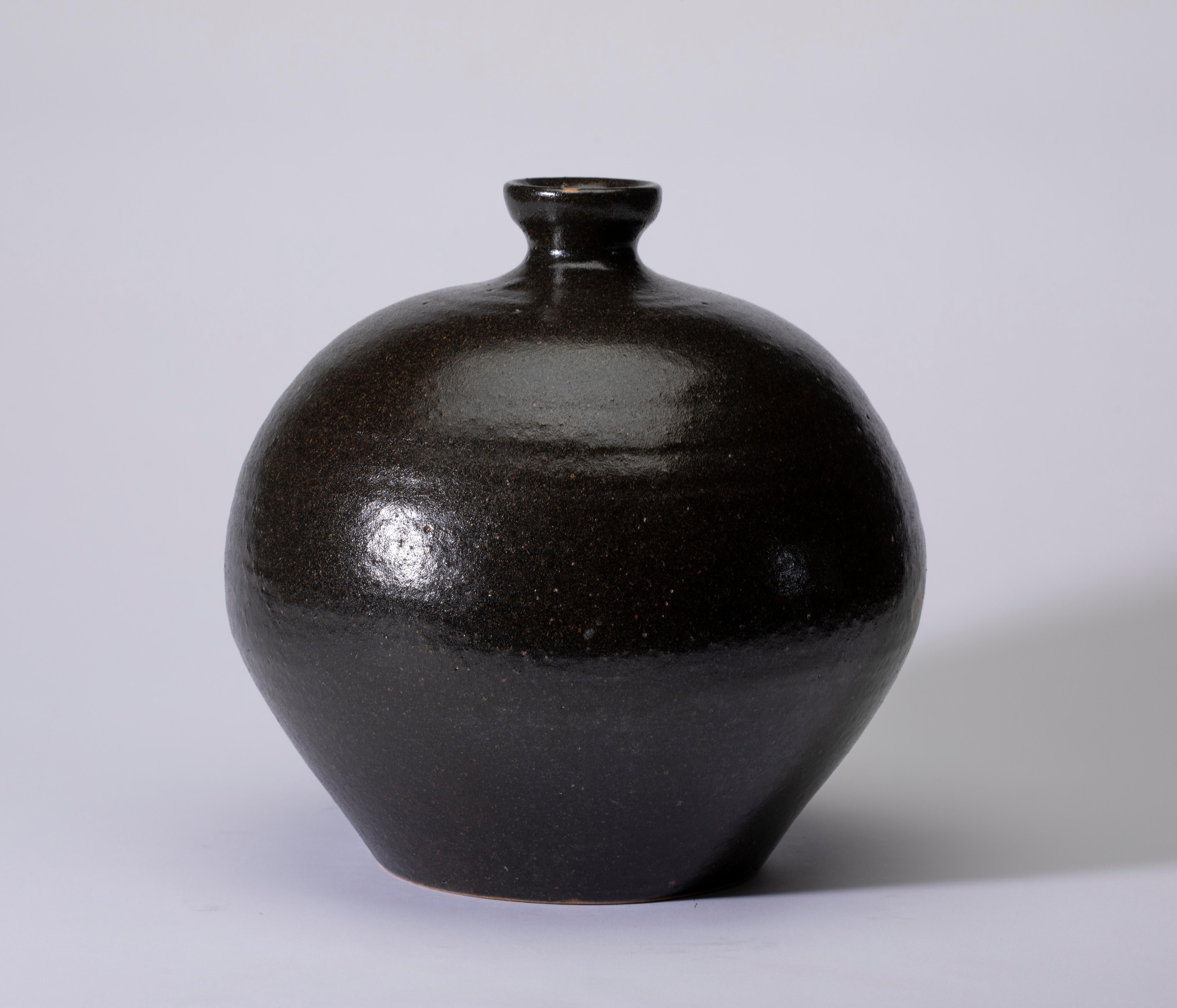 Black with Brown Undertones Mashiko Ware Vase In Excellent Condition For Sale In Santa Cruz, CA