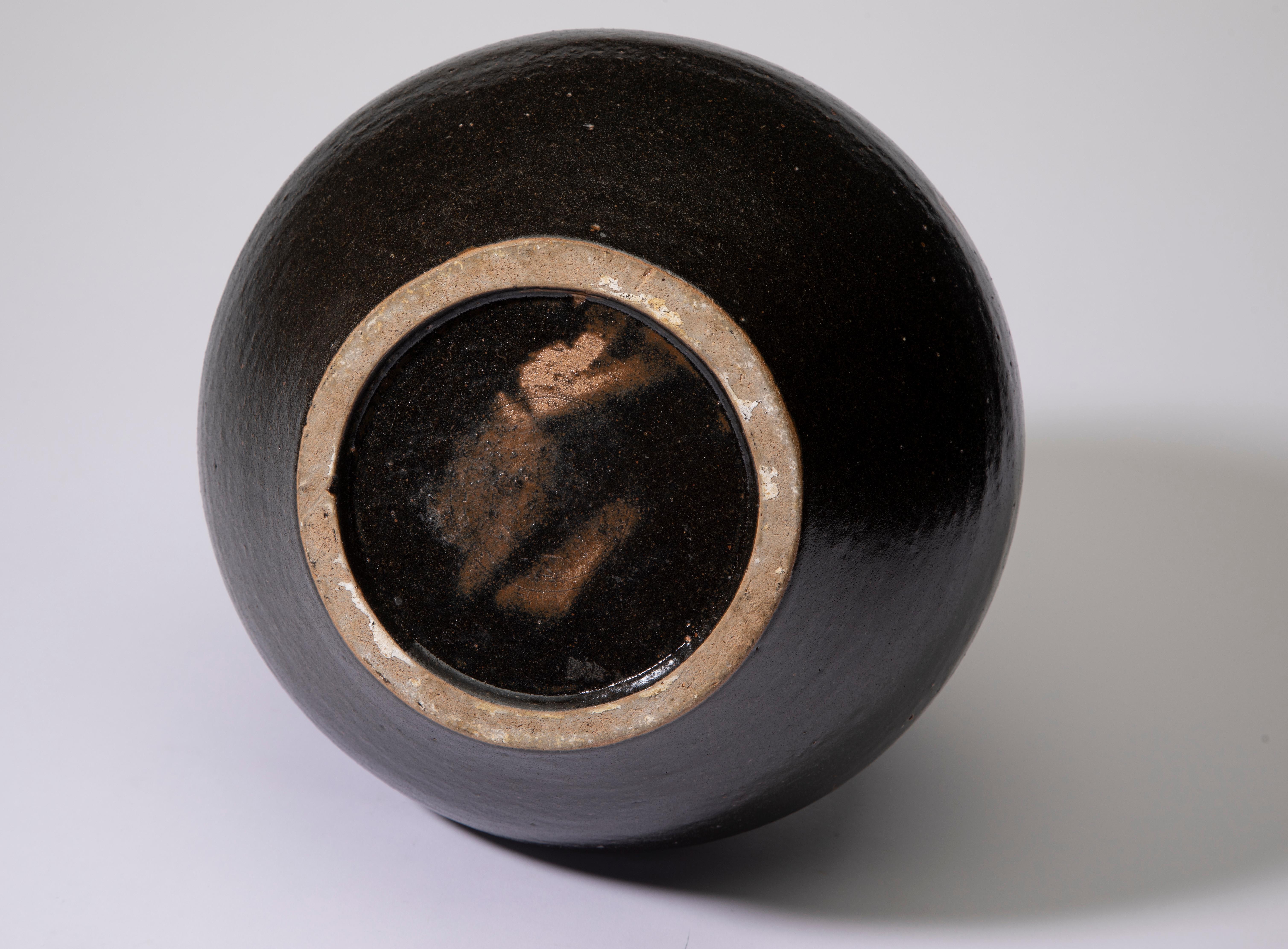 Argile Vase en terre cuite de Mashiko, noir avec des nuances brunes  en vente