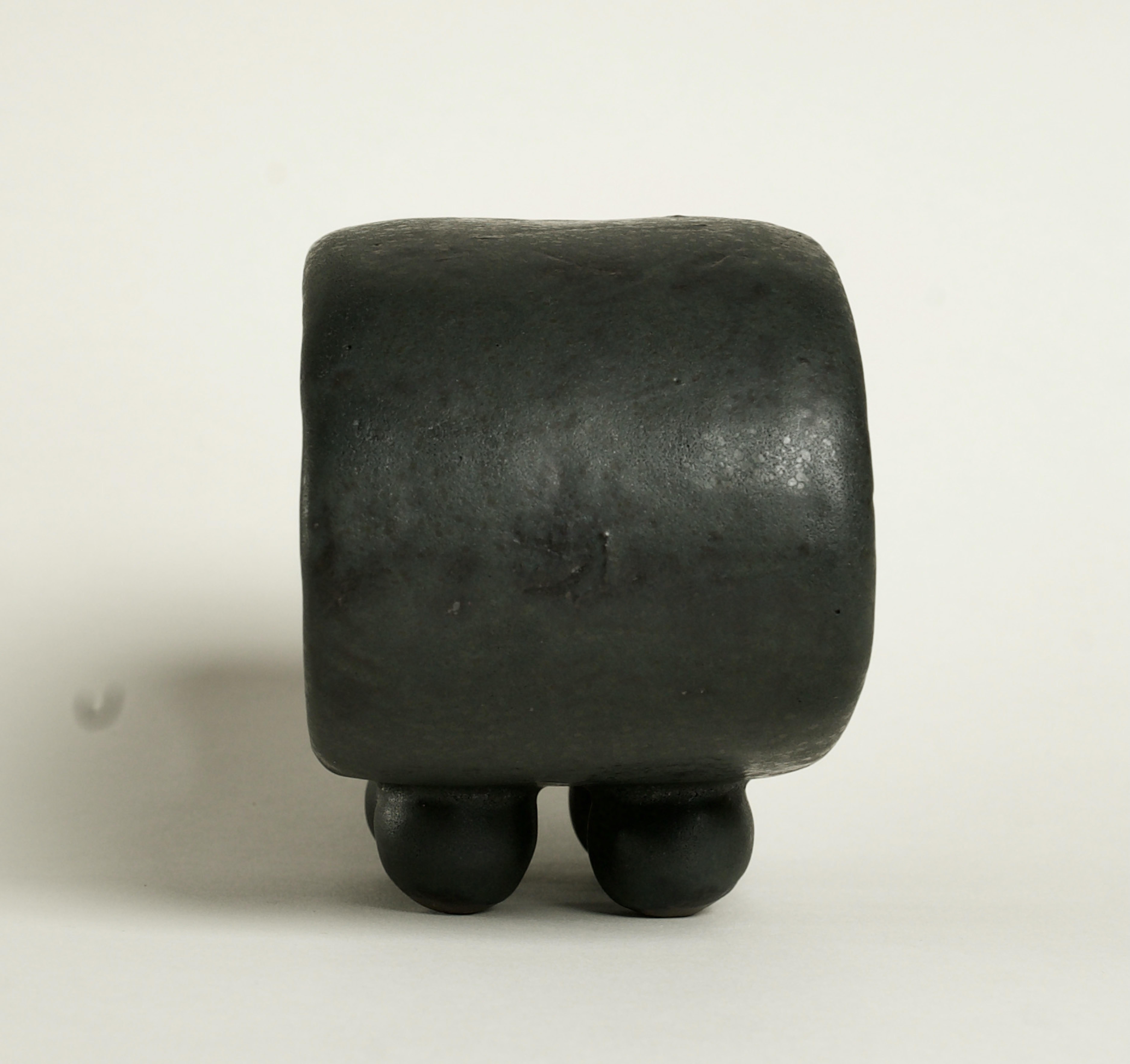 Hohl-grüne Keramik-Skulptur-Kugelfüßen in Schwarz mit dunkelgrünen Untertönen, handgefertigt im Angebot 1