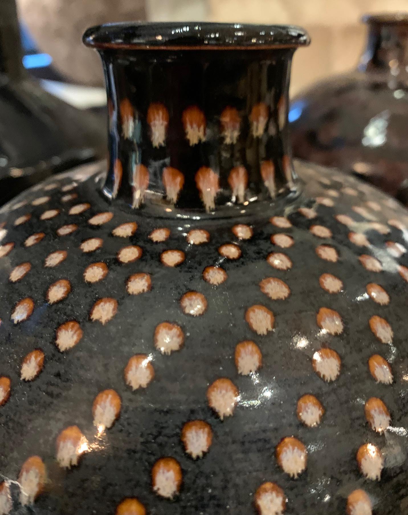 Vase chinois contemporain en grès à fond noir avec des points décoratifs peints à la main de couleur crème.
Fait partie d'une grande collection.