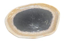 Plato pequeño de palma petrificada negro con borde dorado, Indonesia, Prehistoria