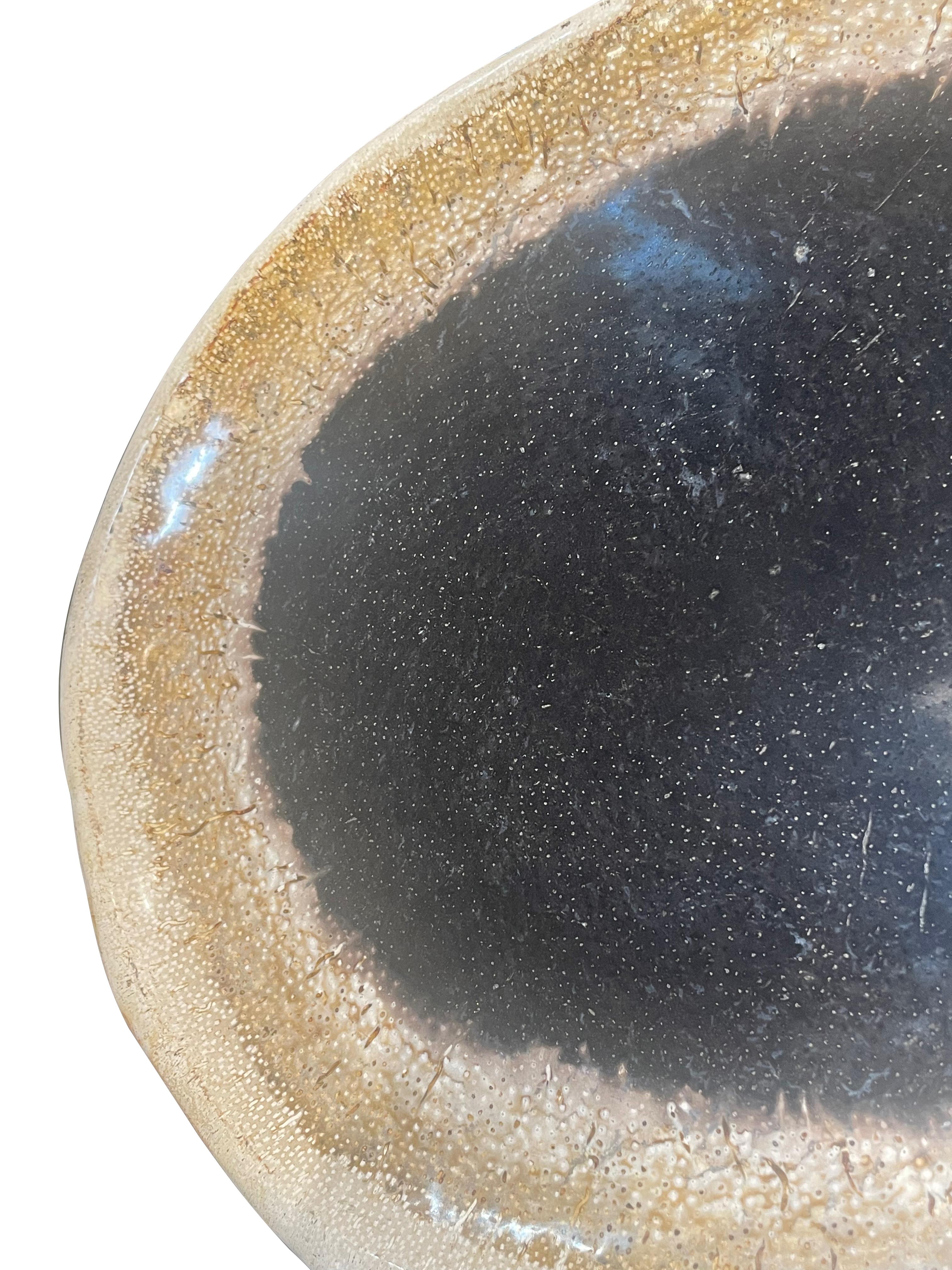 XVIIIe siècle et antérieur Petit plat en palmier pétrifié, noir avec bordure dorée, Indonésie, préhistorique en vente