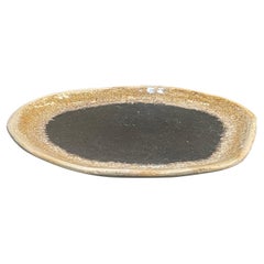 Plato pequeño de palma petrificada negro con borde dorado, Indonesia, Prehistoria
