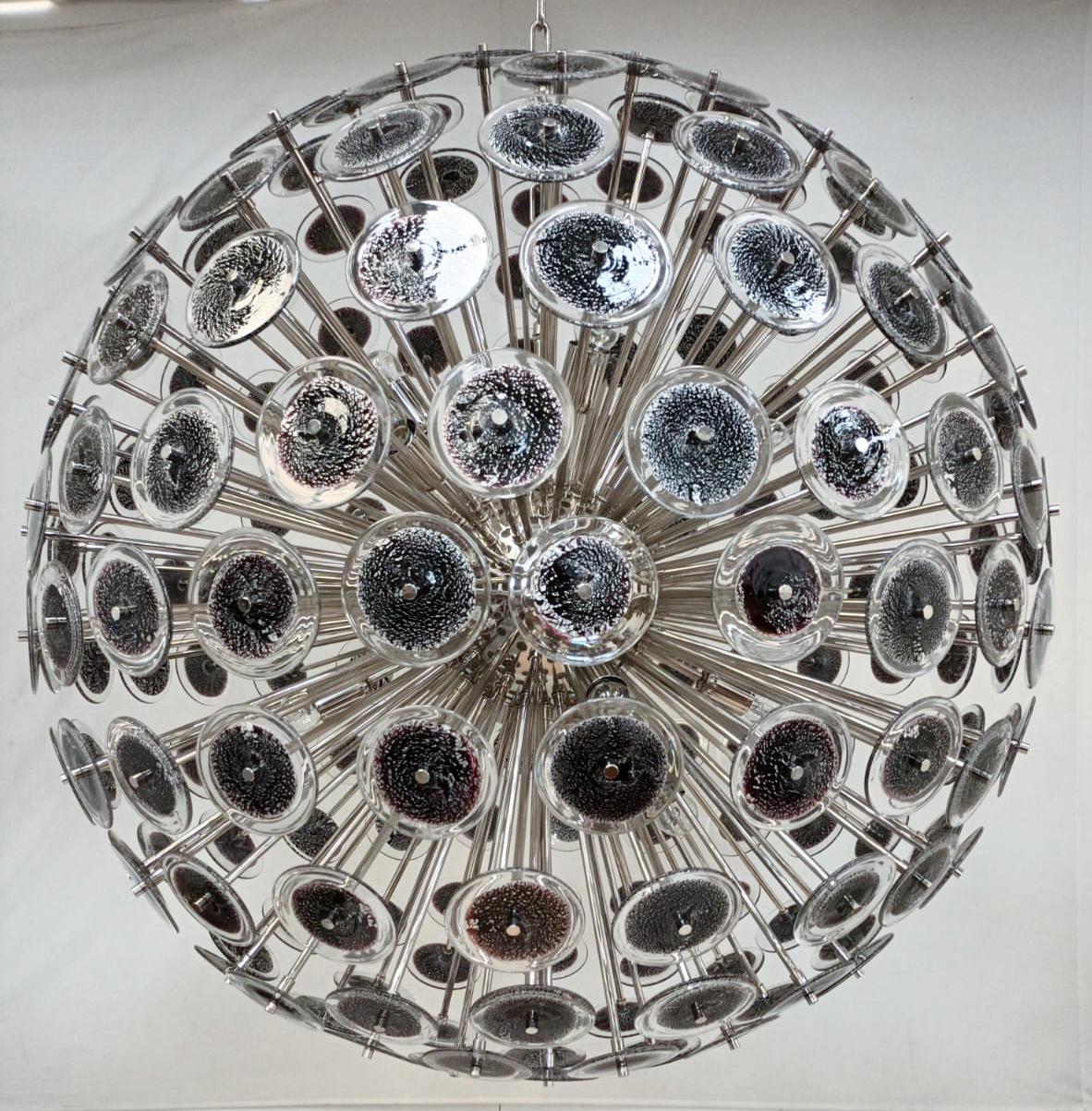 Lampadario italiano a forma di sputnik rotondo con dischi di vetro di Murano nero infuso con macchie d'argento, montato su una struttura in metallo cromato da Fabio Ltd / Made in Italy
Misure: Diametro 43,5 pollici, altezza 43,5 pollici più la