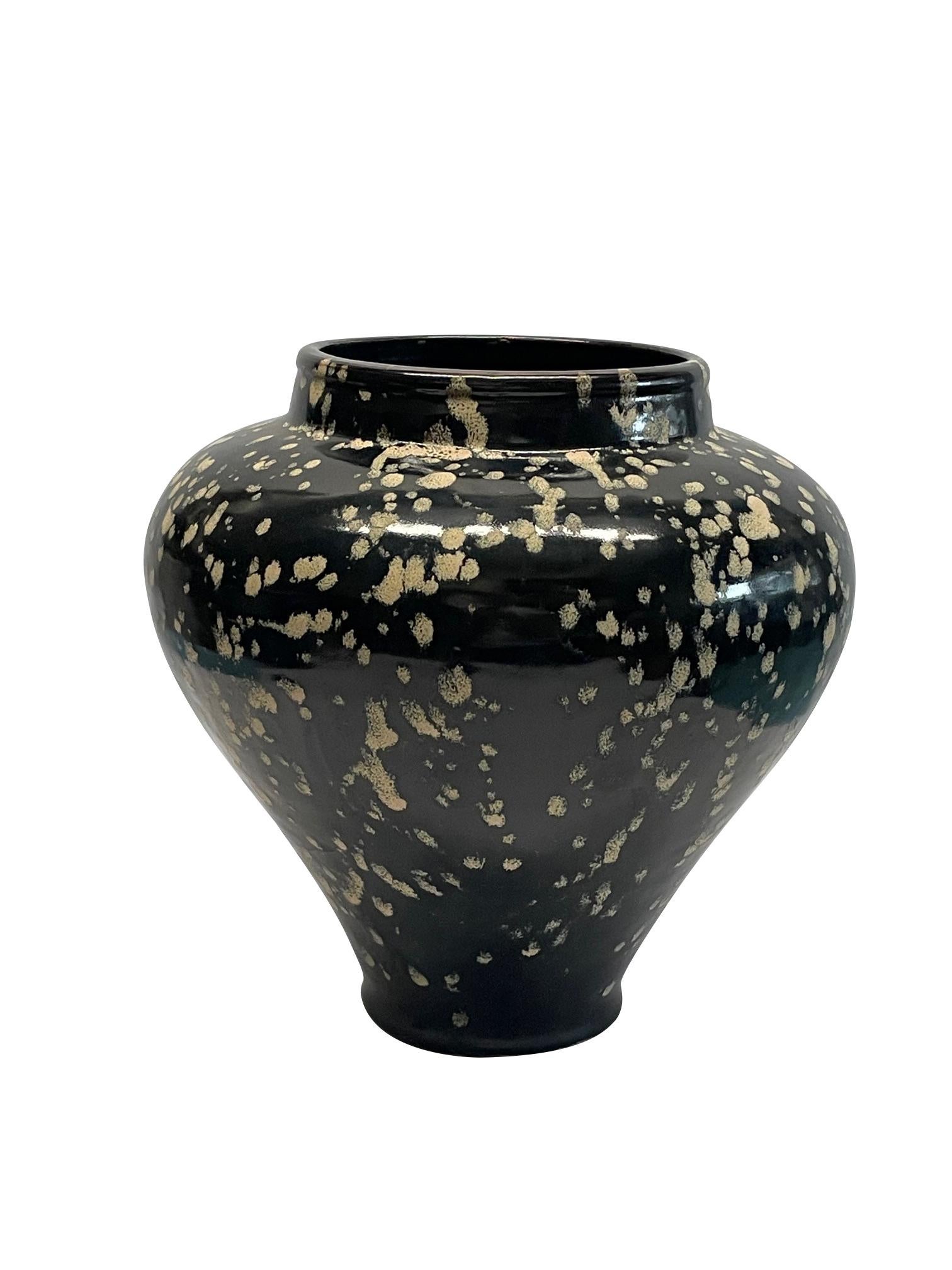 Vase contemporain chinois émaillé à fond blanc pointillé noir.
Forme de bol accroupi.
Fait partie d'une grande collection.