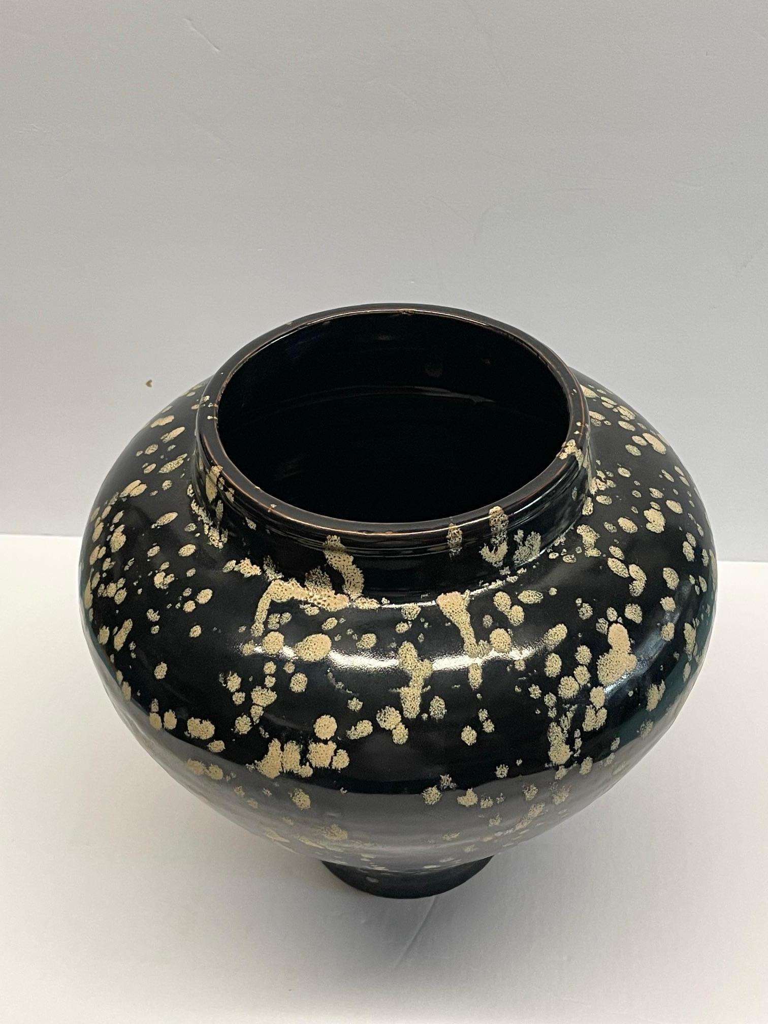 Chinois Vase rond de forme trapue, noir avec des points blancs, Chine, Contemporary en vente