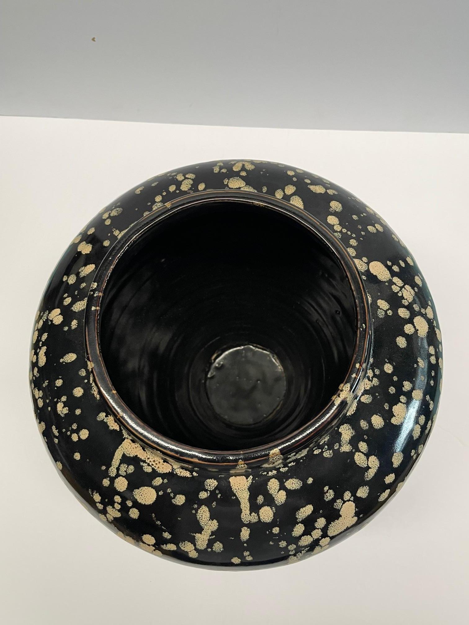 Vase rond de forme trapue, noir avec des points blancs, Chine, Contemporary Neuf - En vente à New York, NY