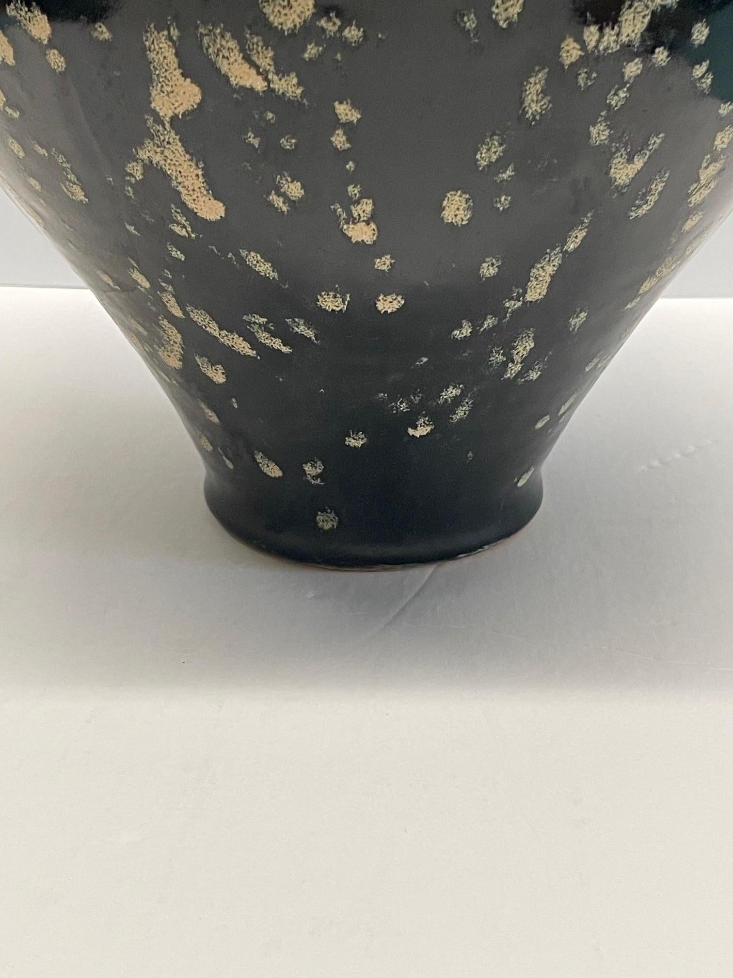 XXIe siècle et contemporain Vase rond de forme trapue, noir avec des points blancs, Chine, Contemporary en vente