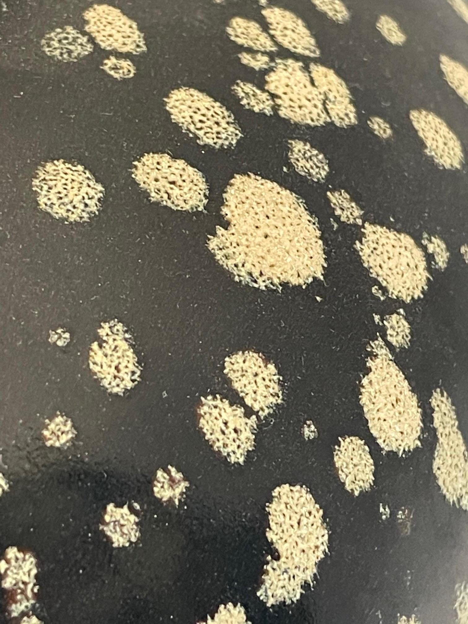Céramique Vase rond de forme trapue, noir avec des points blancs, Chine, Contemporary en vente