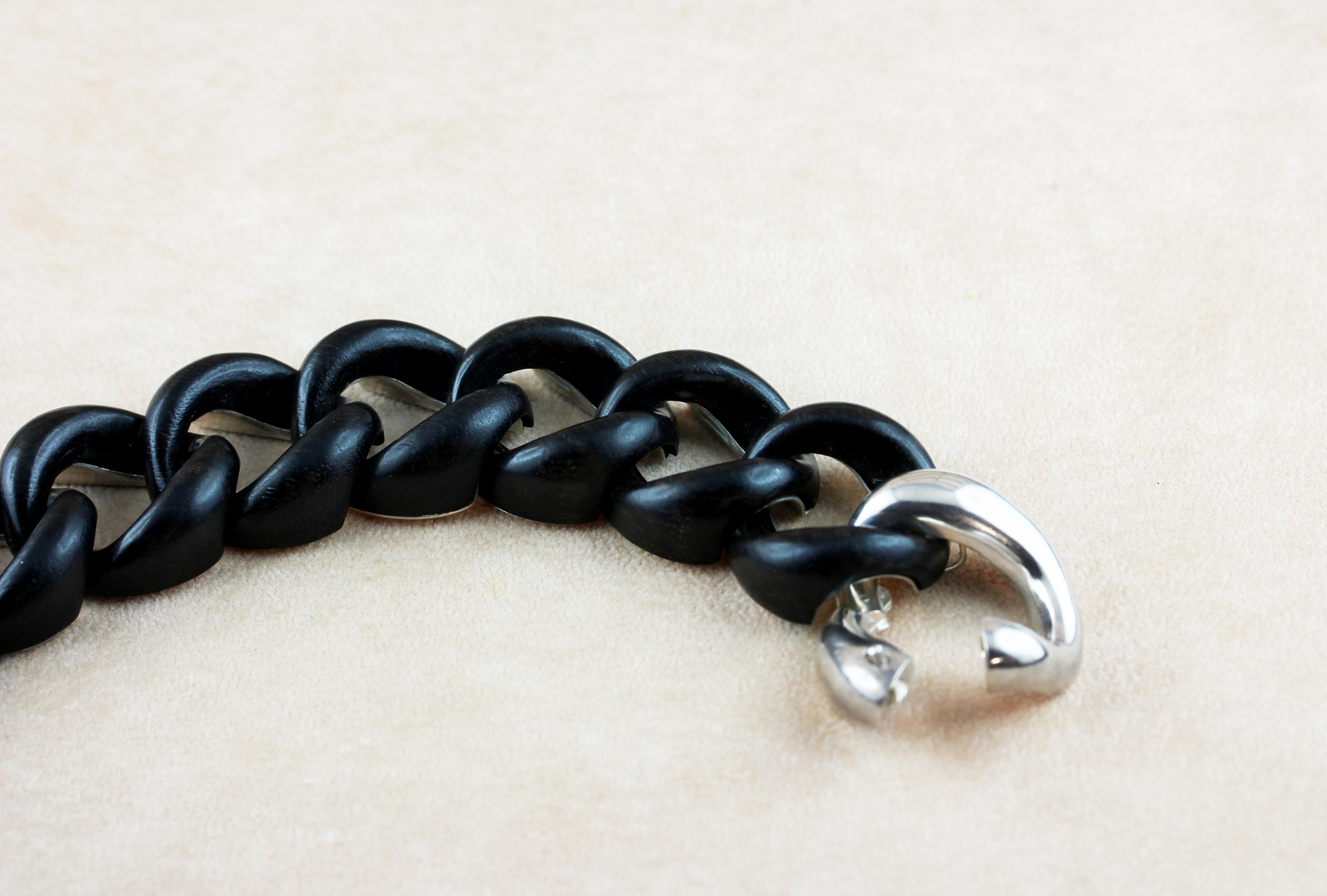 Dans cet élégant bracelet groumette réalisé en ébène,  les anneaux en bois noir créent un mélange élégant de sophistication et d'allure contemporaine.
Tout le dos du bracelet est en argent sterling 925 comme les fermoirs.
 
Dimensions :
            