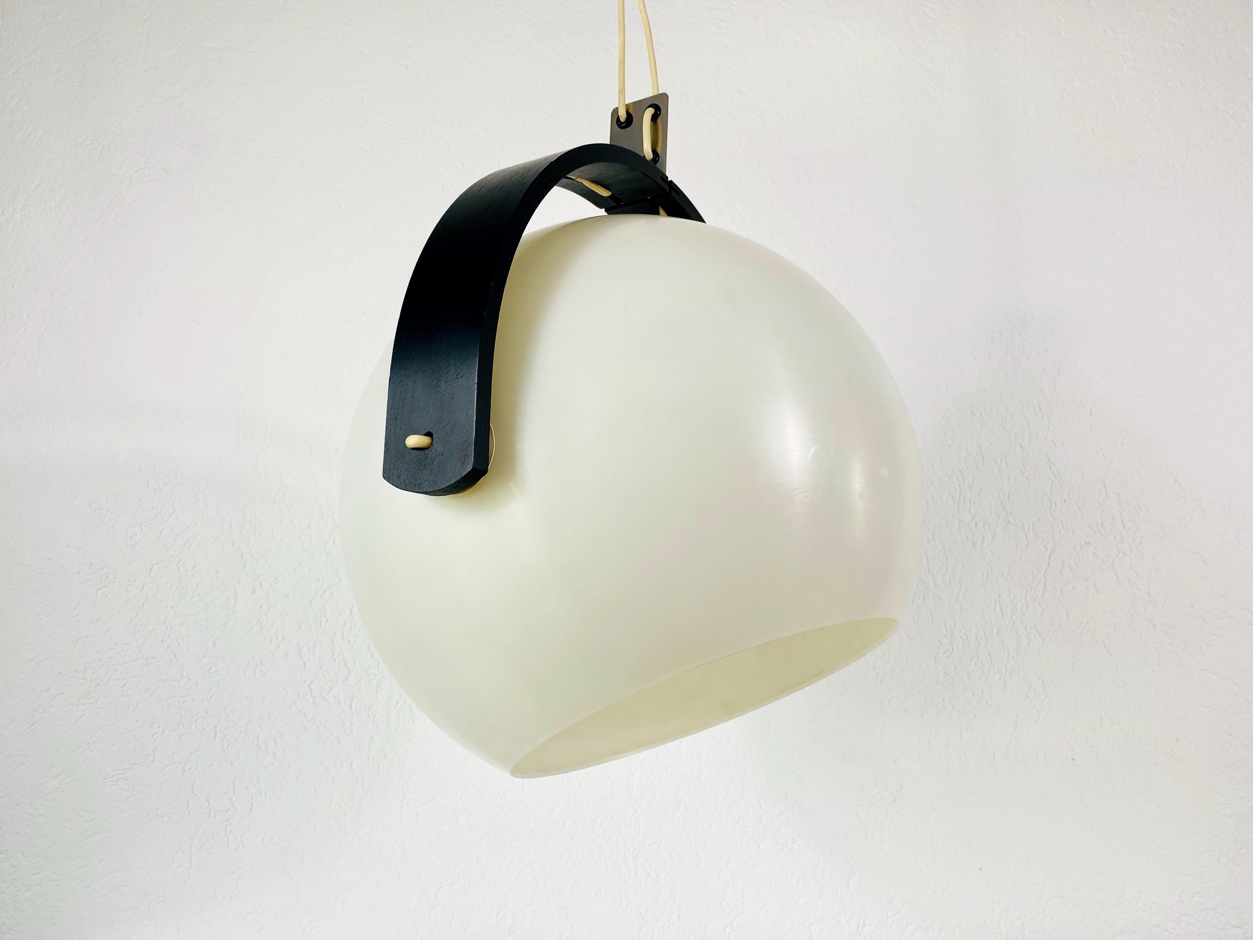 Black and white pendant lamp by Temde in the 1970s. It is made from wood and plastic.

Measures: Height 42-120 cm
Diameter 42 cm

The light requires one E27 light bulb. Very good vintage condition.

Free worldwide shipping.
 