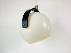 Lampada a sospensione in legno nero e plastica bianca di Temde, anni '70