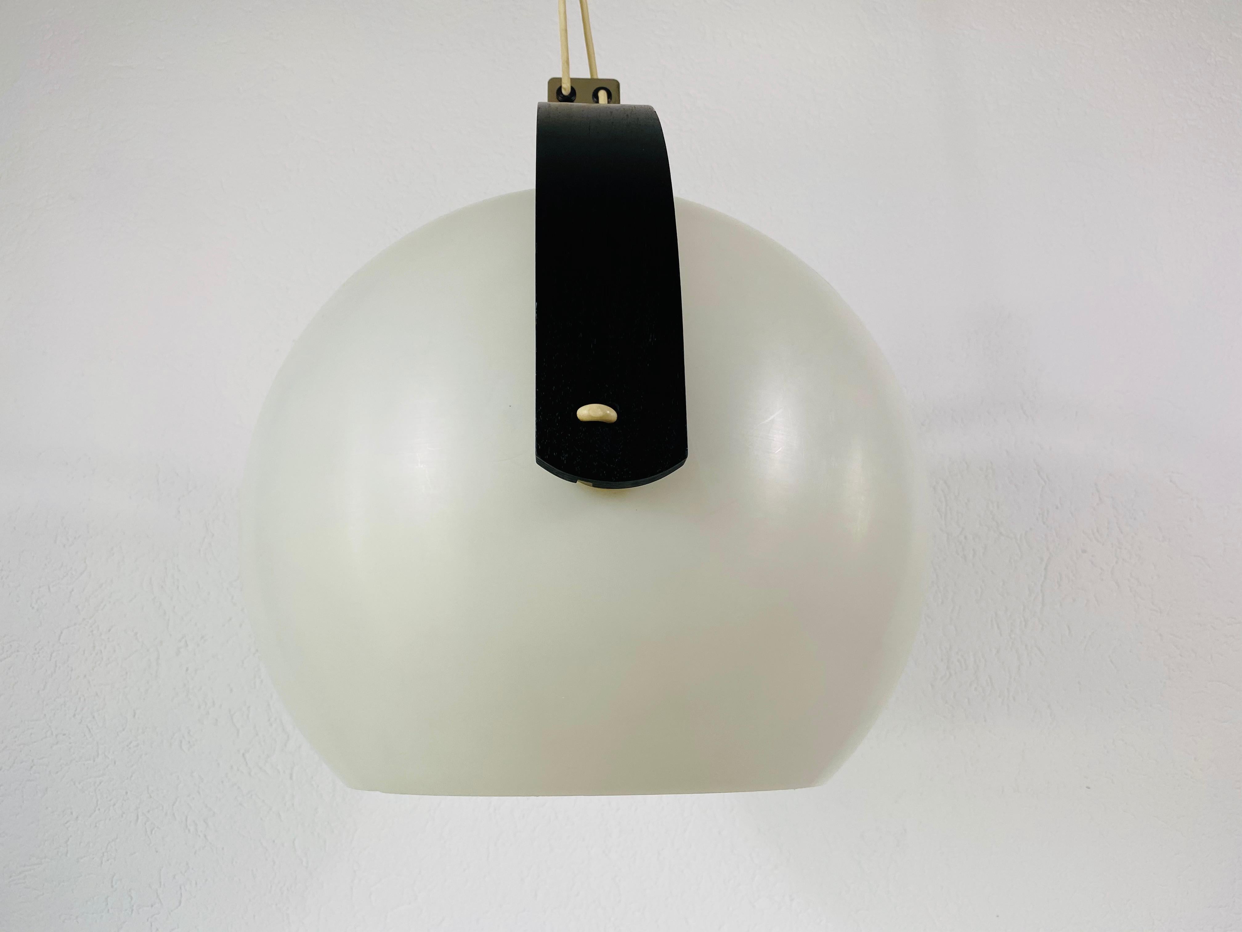 Fin du 20e siècle Lampe à suspension en bois noir et plastique blanc de Temde, années 1970 en vente