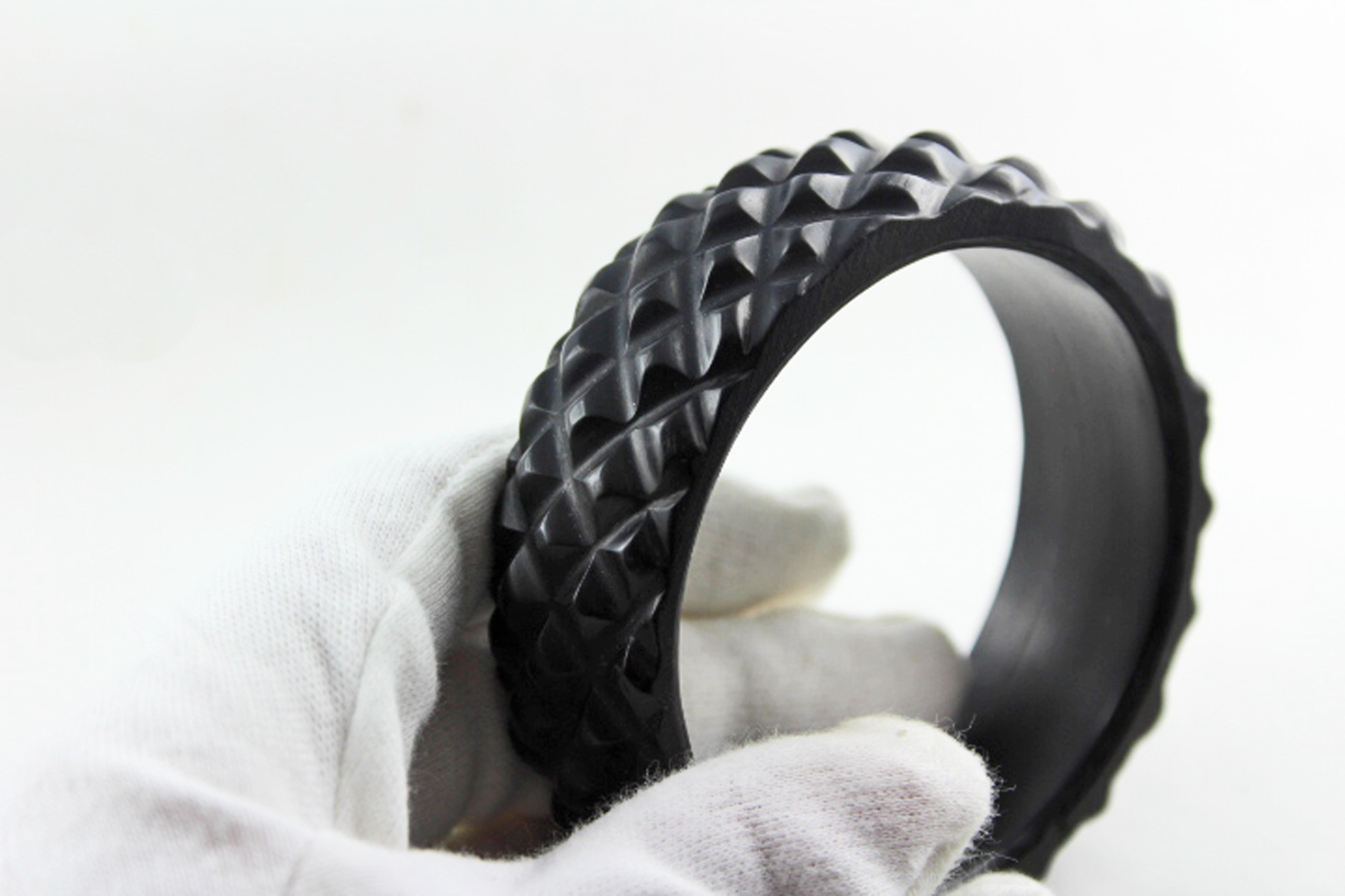 Bangle bracelet totally hand carved made in ebony and embellished by mounts.

Inside diameter: 6.5 cm circa -  2.5 inches circa 
Inside circumference: 19.5 cm circa - 7.7 inches circa 

Weight: 45 gr circa 

All AVGVSTA jewelry is new and has never