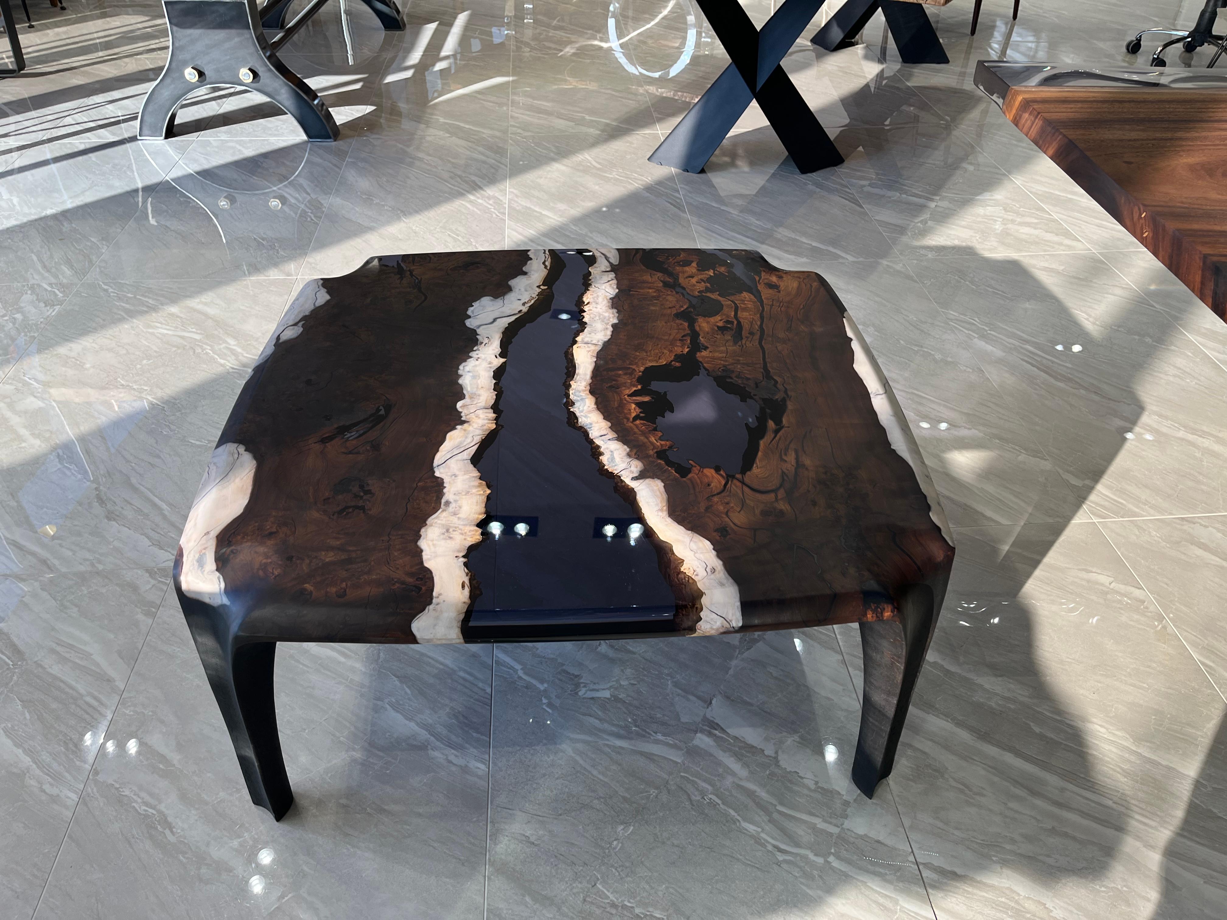 Turc Table basse moderne en résine époxy Wood Wood noir en vente