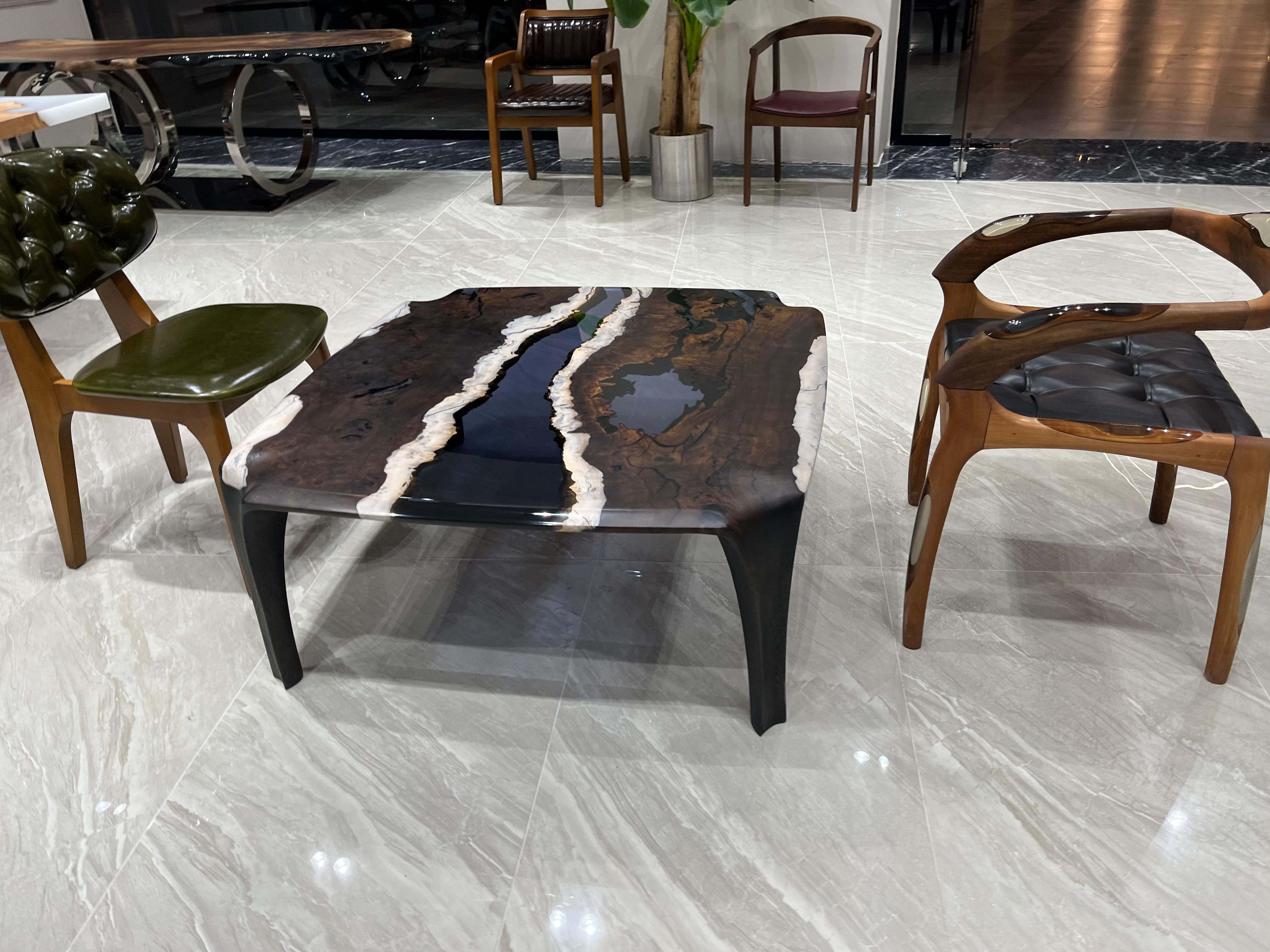 Table basse moderne en résine époxy Wood Wood noir en vente 1