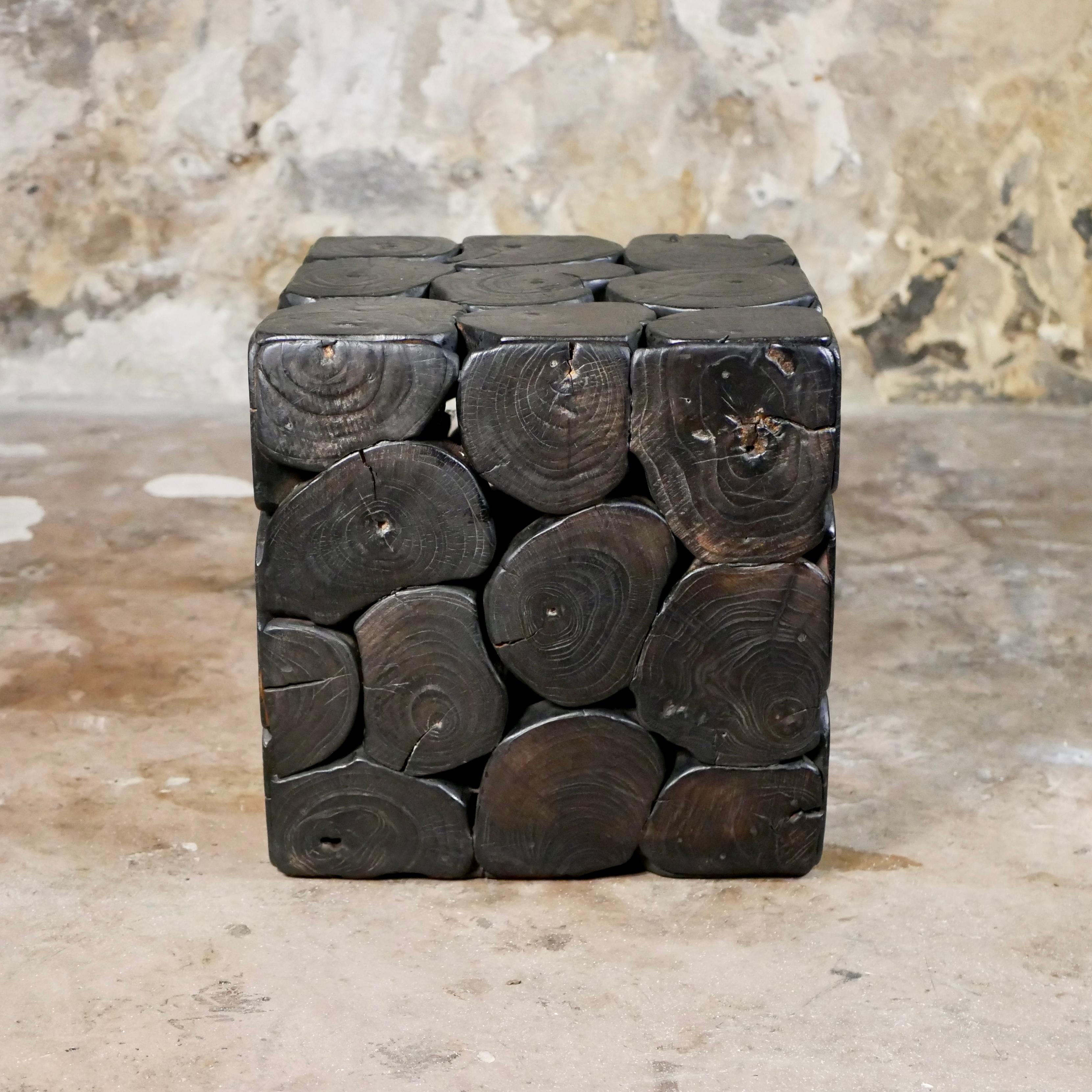 Schöne Beistelltisch oder Hocker, quadratische Form mit schwarzen Holzstämmen Stücke gemacht.
Superstabil und sehr elegant in Schwarz.
Anonymes französisches Werk aus den 1980er Jahren.
Abmessungen: 40 cm für jede Seite