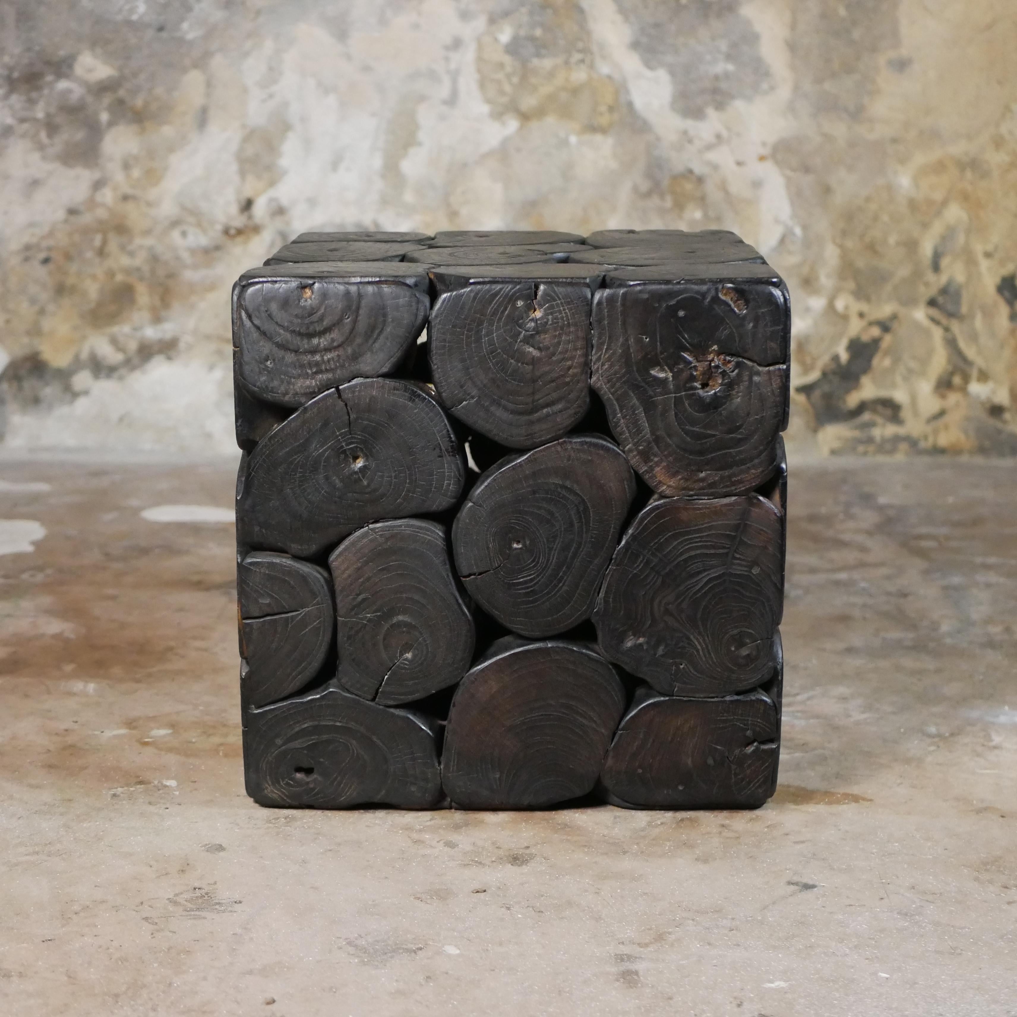 Beistelltisch oder Hocker aus schwarzem Holz, quadratische Form, französisches Werk aus den 1980er Jahren (Französisch) im Angebot