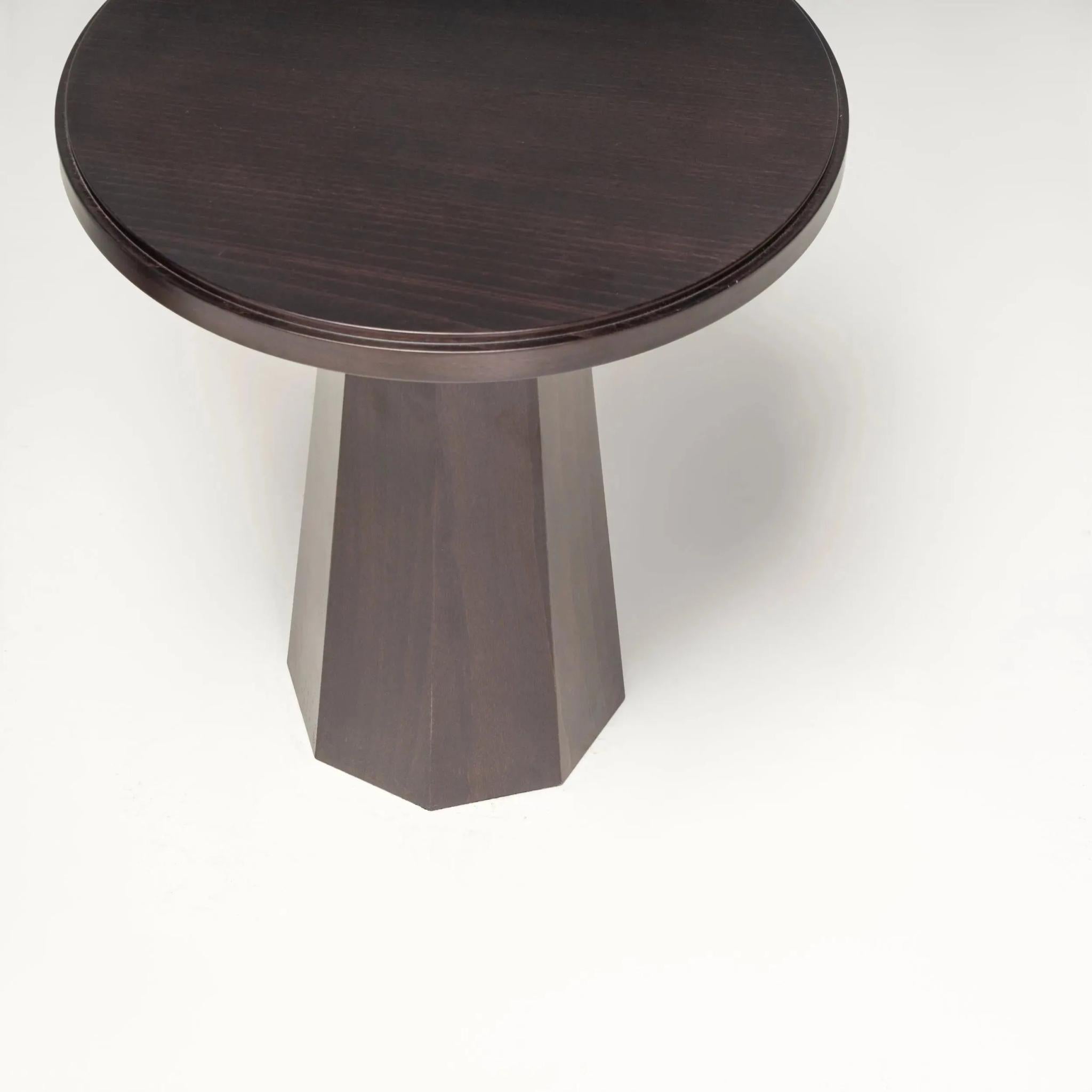  Les tables d'appoint de Kelly Forslund sont d'une sophistication décontractée et d'une esthétique moderne. Ces tables d'appoint rondes à piédestal noir sont fabriquées en bois foncé avec un éclat brillant. La double série de rainures entourant le