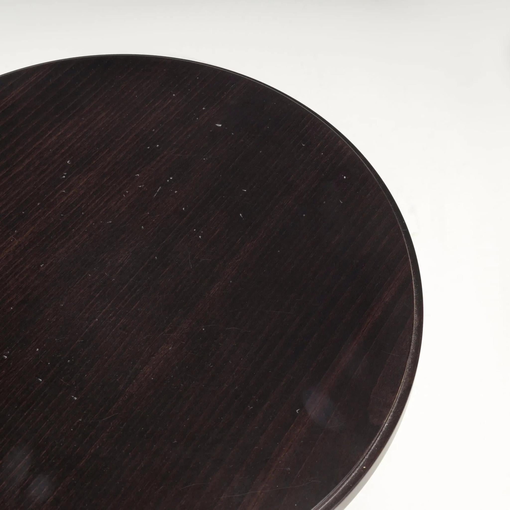 Moderne Table d'appoint ronde à piédestal en Wood Wood par Kelly Forslund en vente