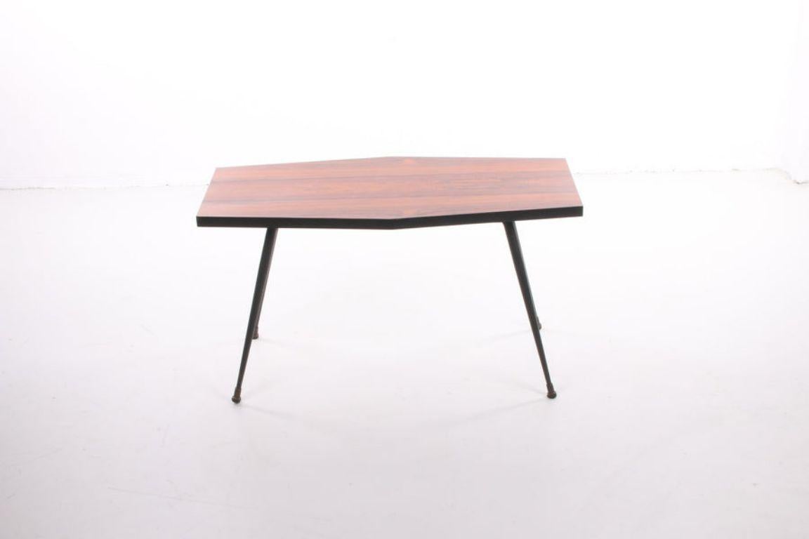 Mid-Century Modern Table à plantes ou table d'appoint en bois noir avec pieds en métal noir, années 1960 en vente