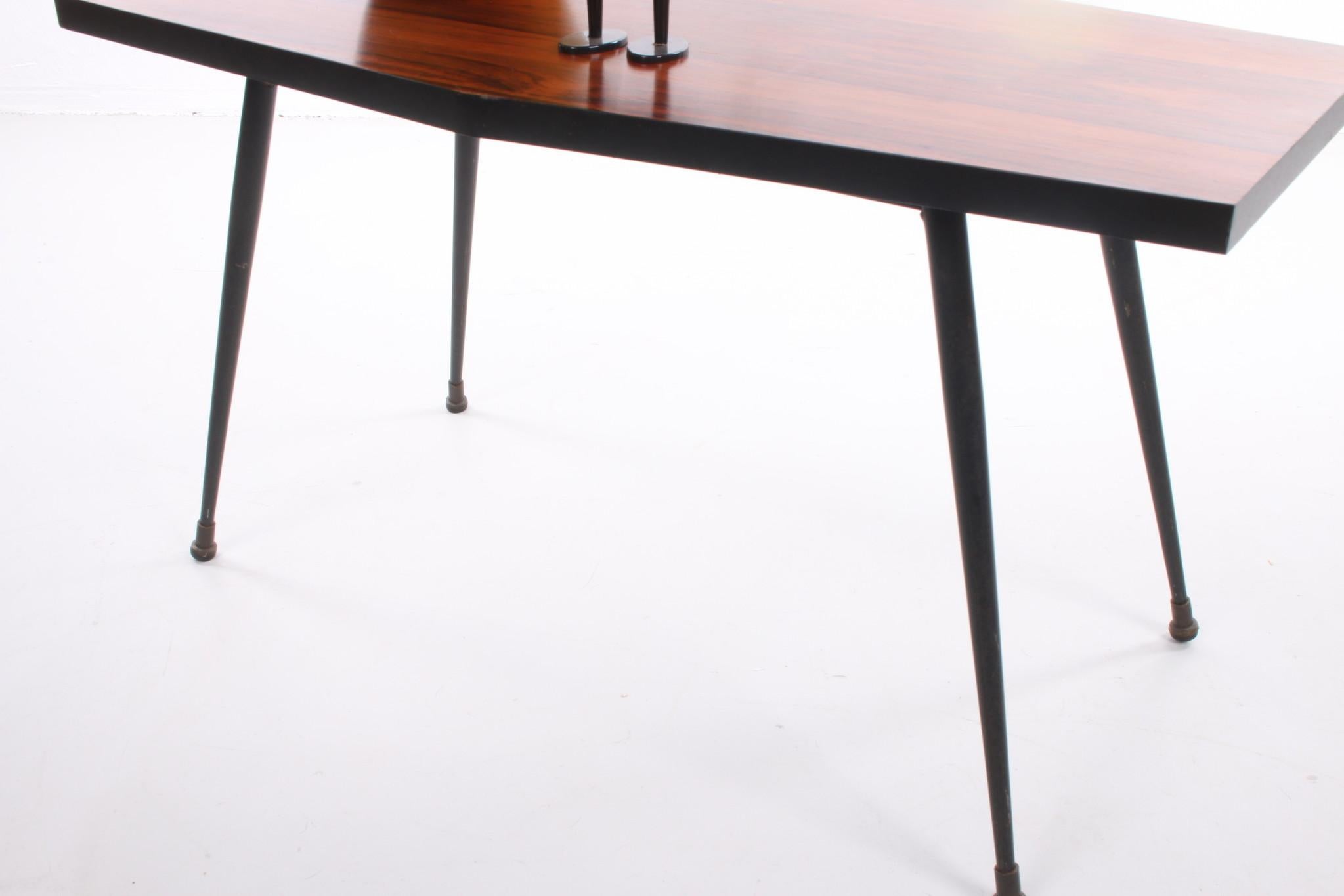 Table à plantes ou table d'appoint en bois noir avec pieds en métal noir, années 1960 Bon état - En vente à Oostrum-Venray, NL