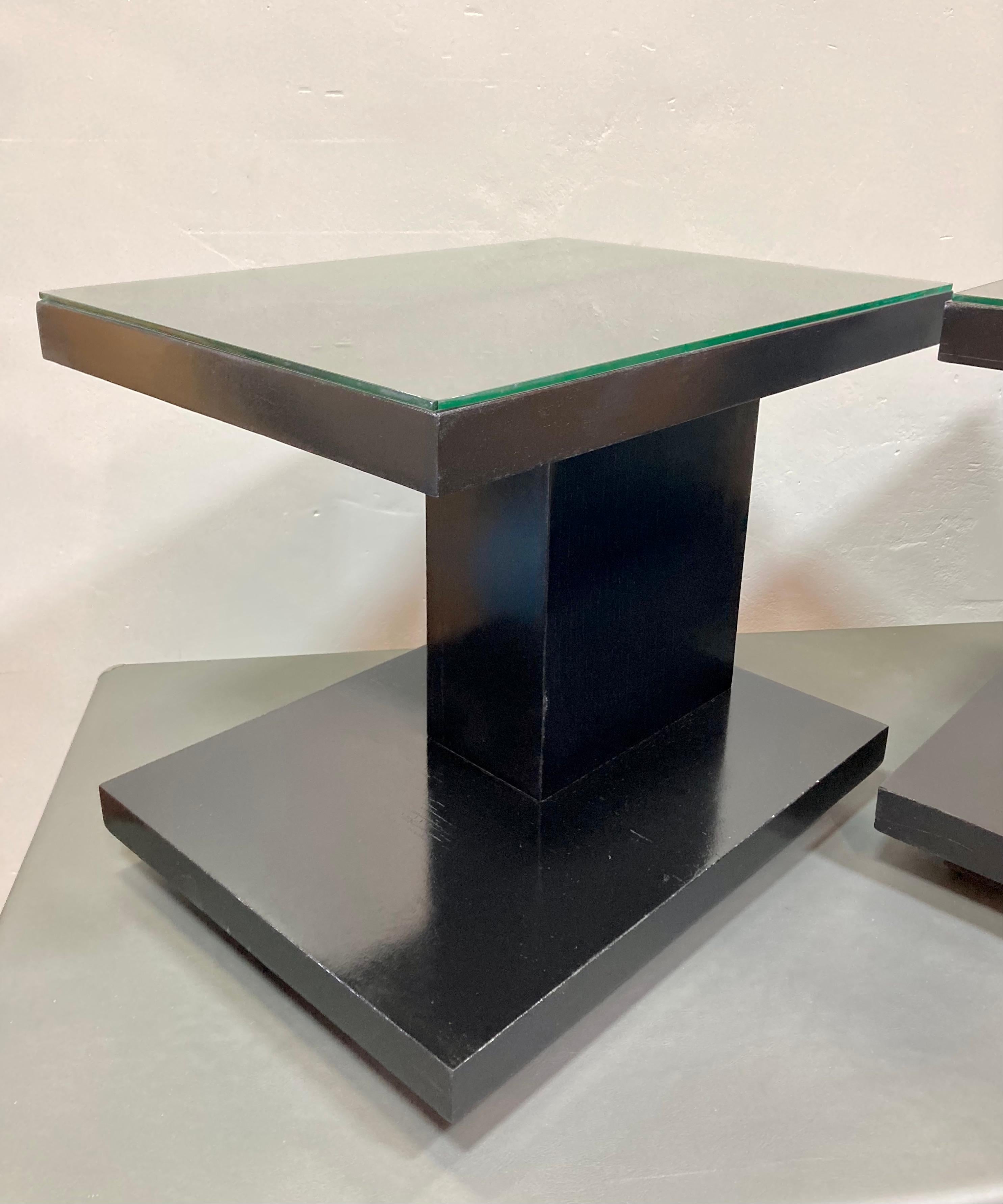 Ensemble de deux tables d'appoint postmodernes assorties et recouvertes de verre. Design minimaliste du milieu du siècle, idéal pour ajouter une touche artistique à votre espace de vie.   

23,5 