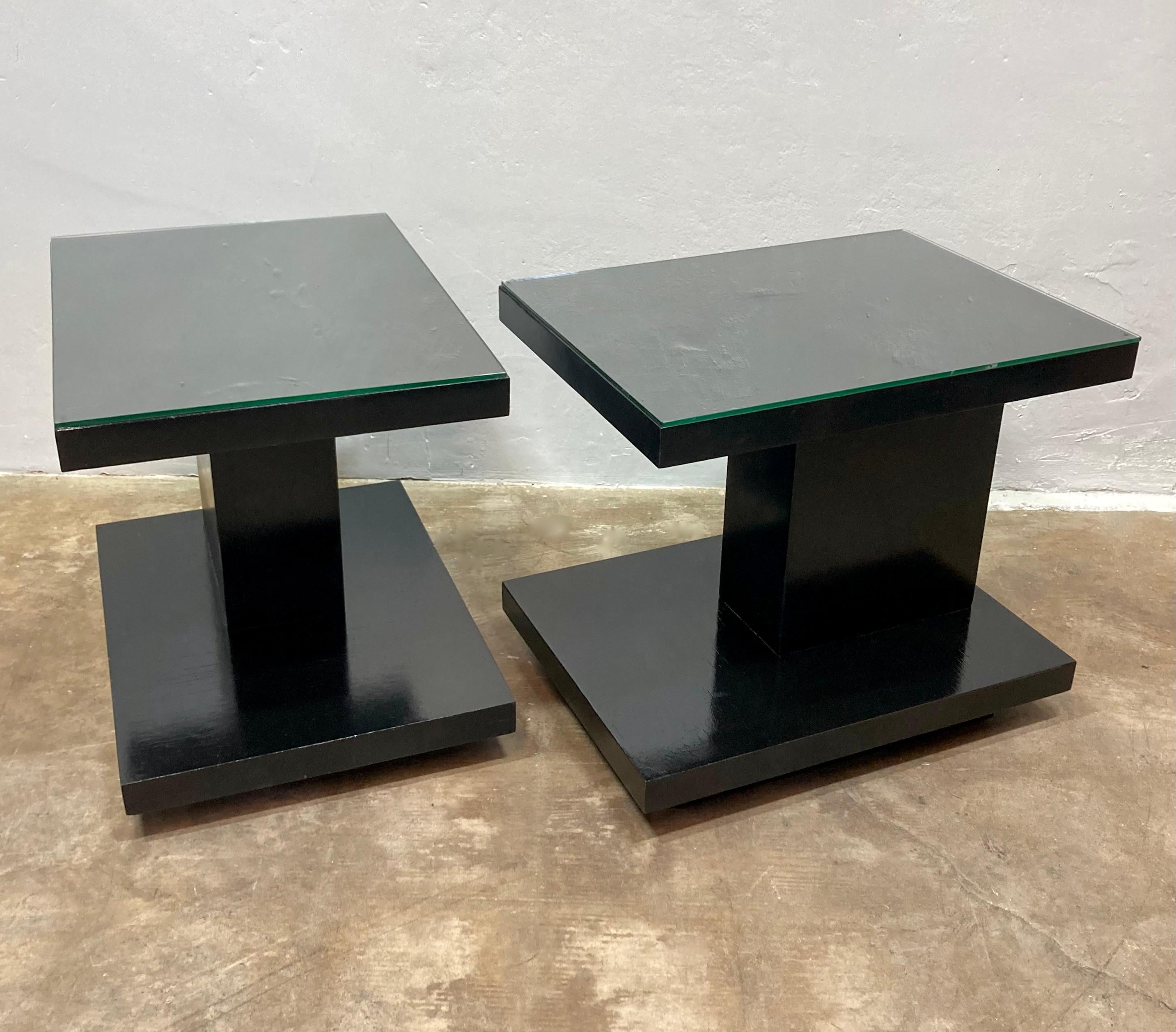 Verre Tables d'appoint postmodernes en Wood Wood noir, ensemble de deux en vente