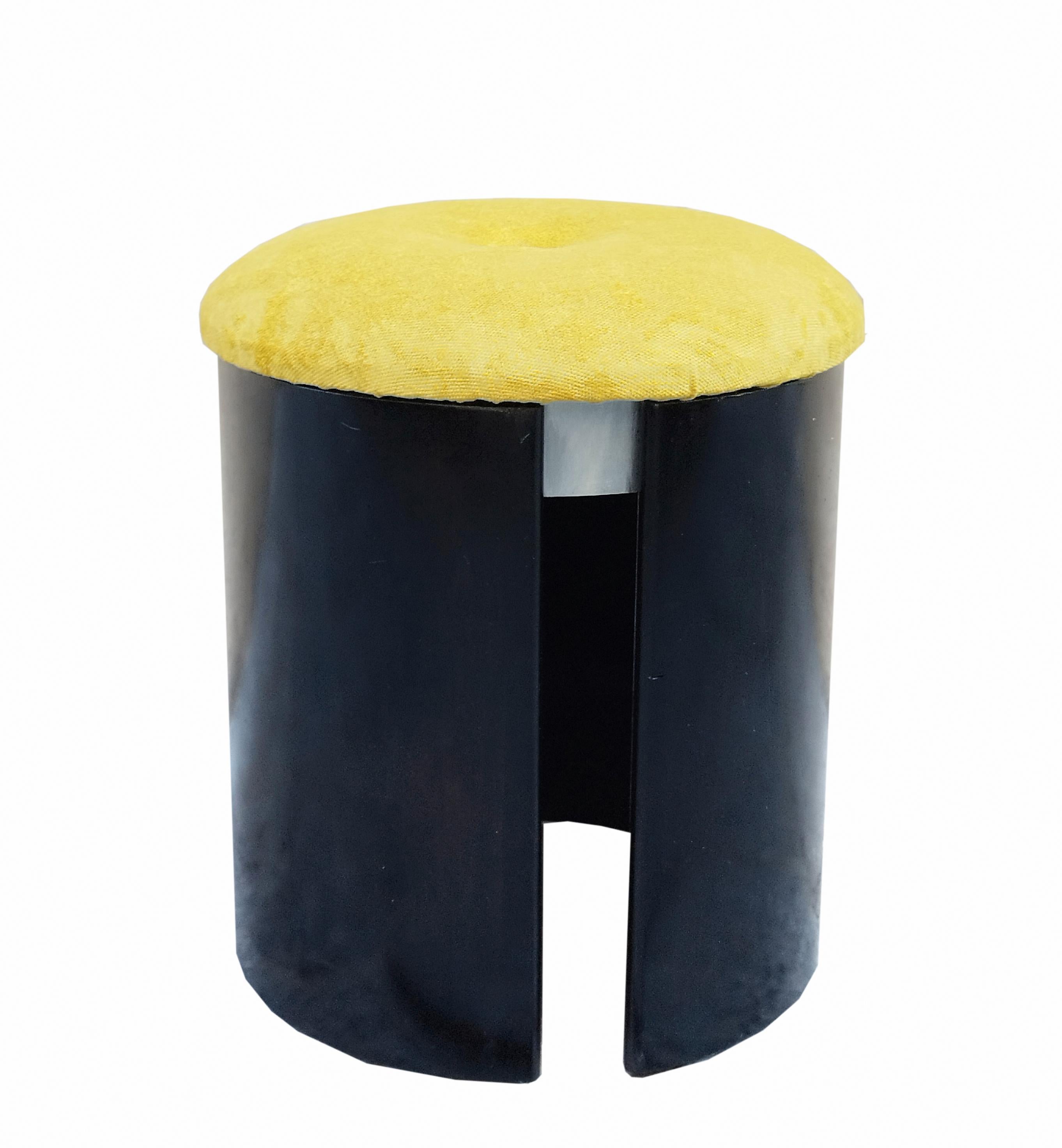 Taburete redondo de madera negra con cojín de tela amarilla, Italia 1970, diseño al estilo de L. Caccia Dominioni