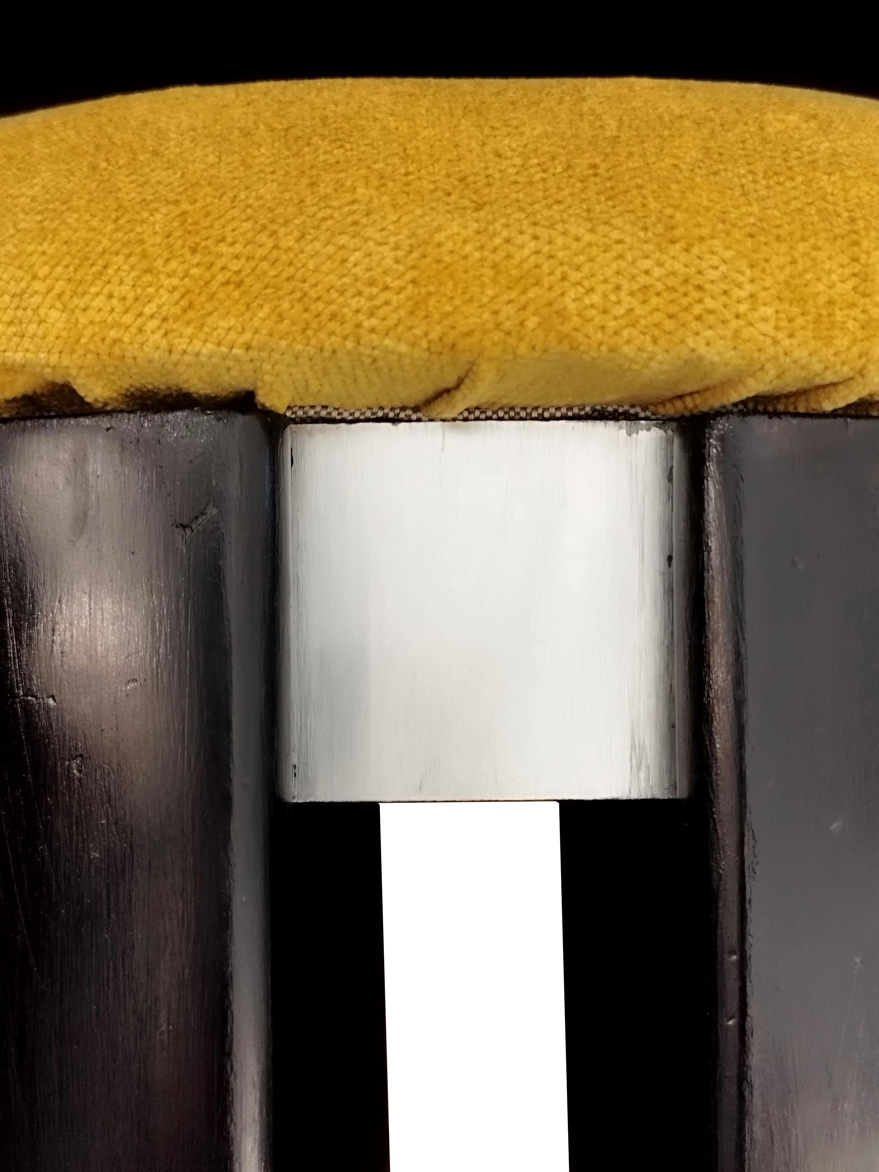 Taburete redondo de madera negra con cojín de tela amarilla, Italia Años 70 Moderno de mediados de siglo en venta