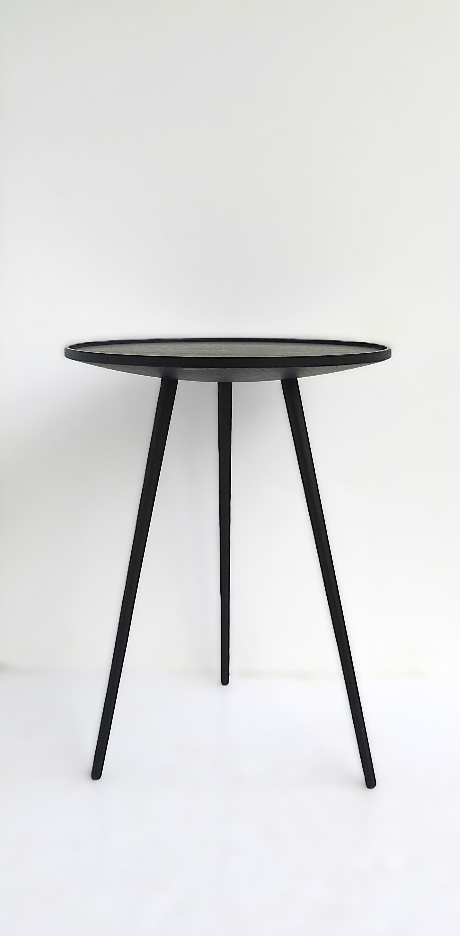 Ein schwarzer Beistell- oder Getränketisch aus Holz mit runder Platte und Dreibeinfuß, im minimalistischen oder modernen Designstil, circa Anfang des 21. Jahrhunderts. Abmessungen: 15,75