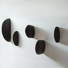 Schwarze Scheiben aus schwarzem Holz von Erin Vincent, 2020