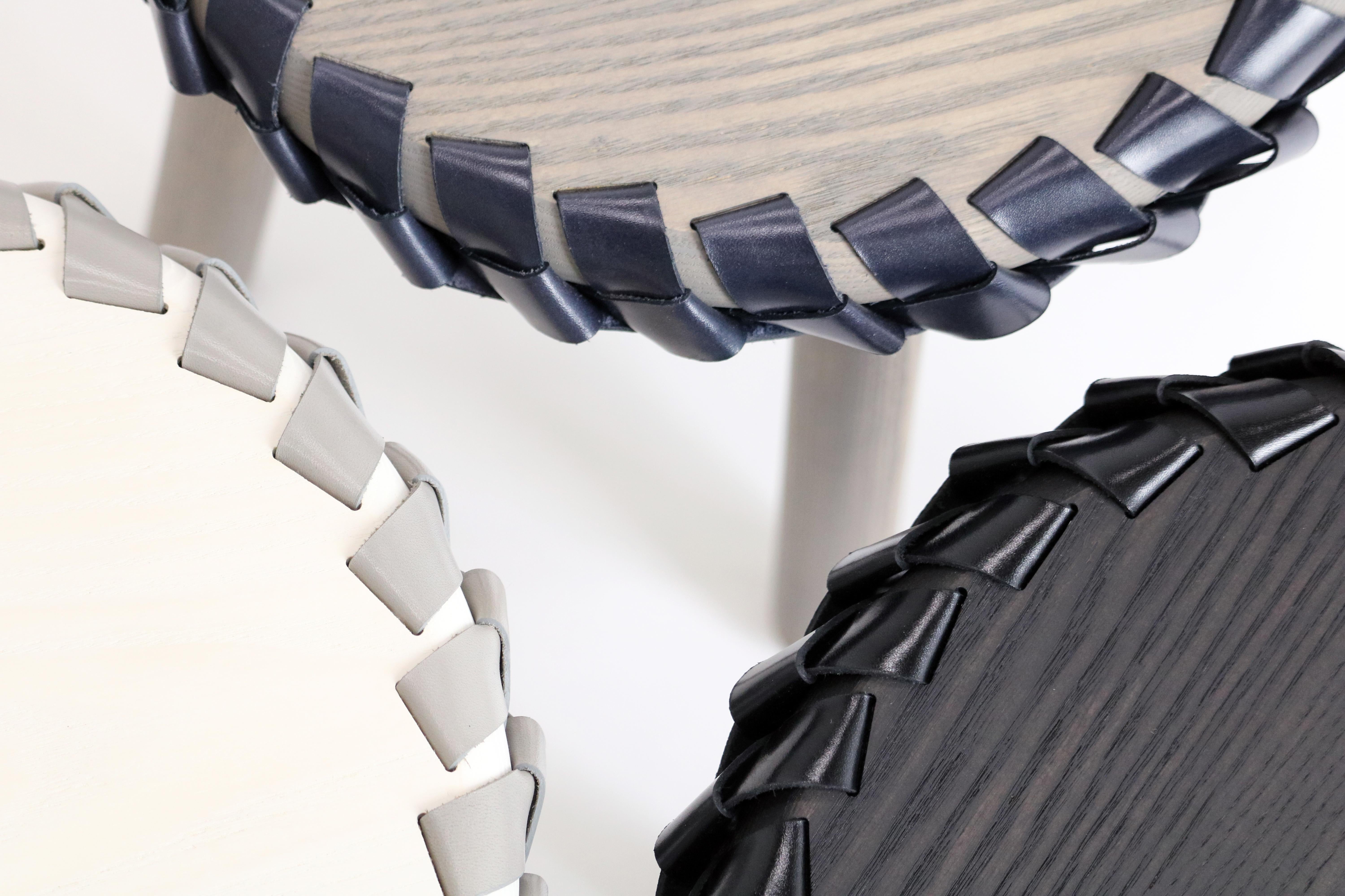 Taburete/mesa de madera negra trenzada con cuero negro de Debra Folz Estadounidense