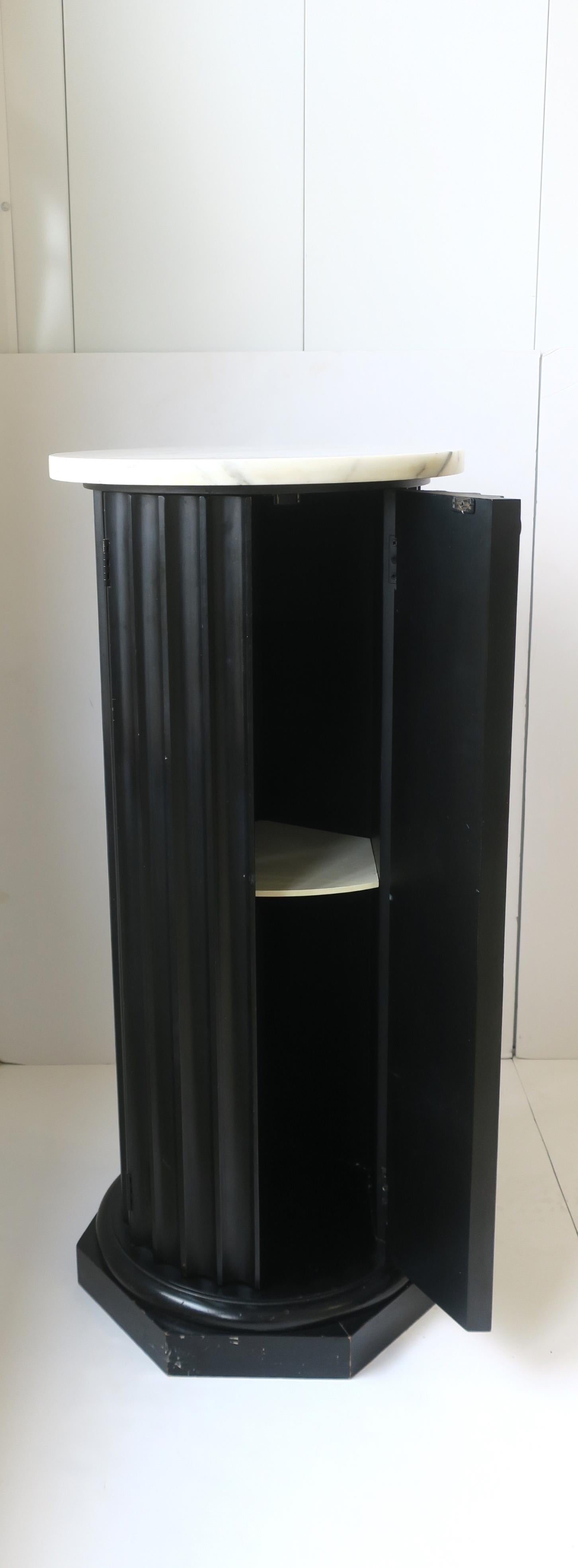 Colonne noire de style néoclassique The Pedestal Pillar Stand Marble Top en vente 5