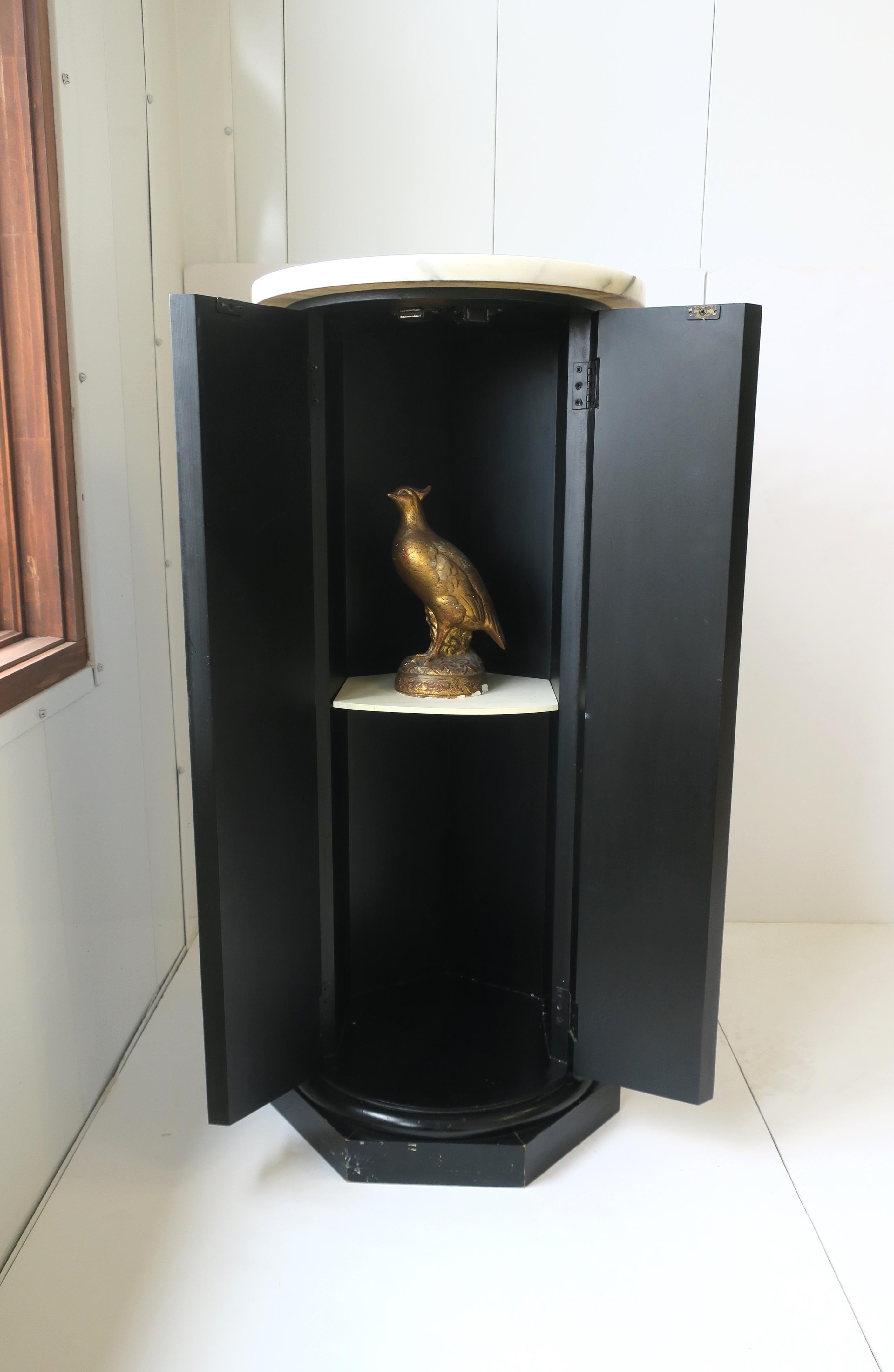 Colonne noire de style néoclassique The Pedestal Pillar Stand Marble Top en vente 9