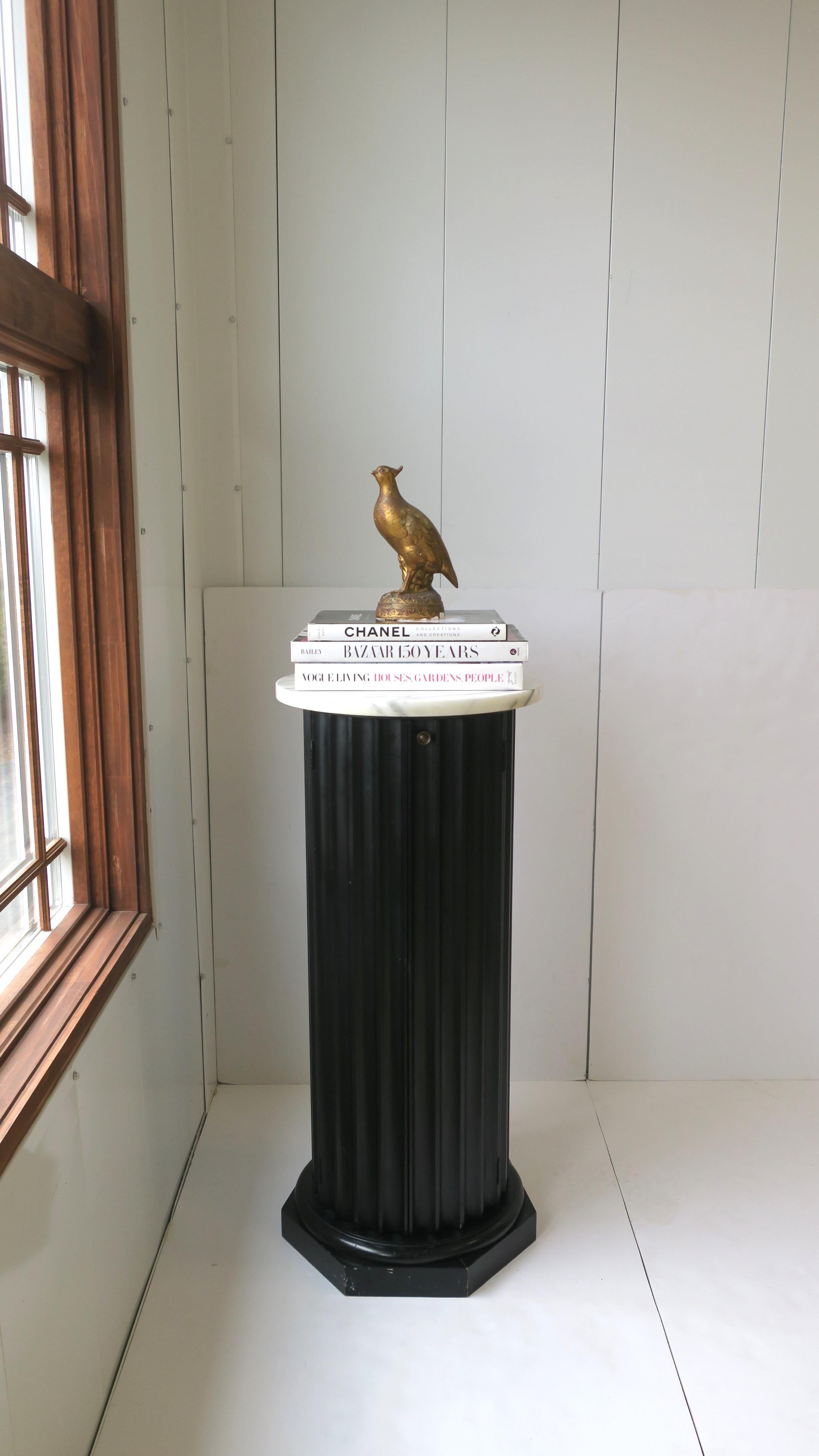 20ième siècle Colonne noire de style néoclassique The Pedestal Pillar Stand Marble Top en vente