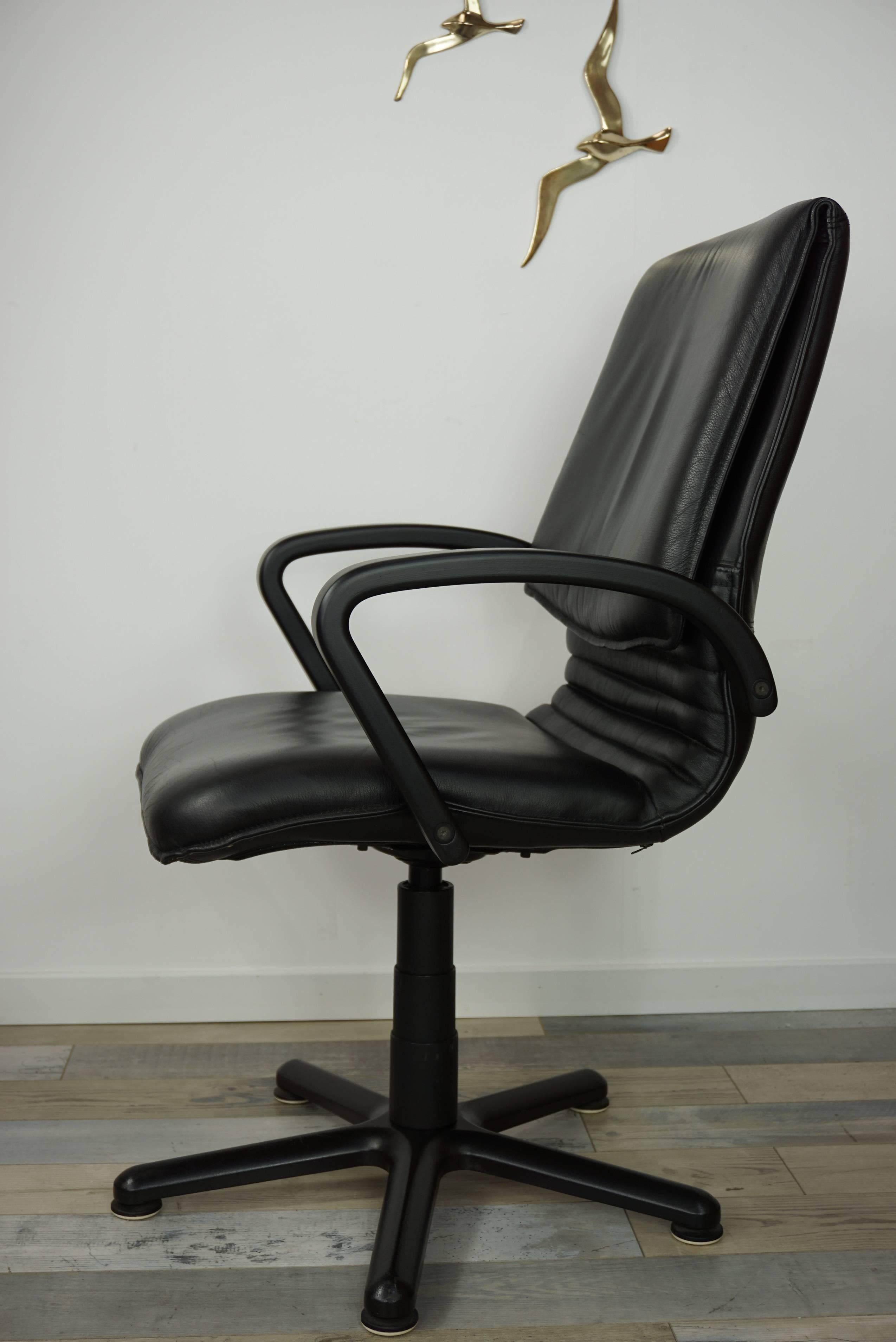 Prestance and class for this 1980s design office chair: leather shell (seat height 47cm) and armrests (H 67cm) in wood.
Beautifully made, very comfortable and ergonomic, a deep black, swivel and fixed in height, the star base allows a return of the