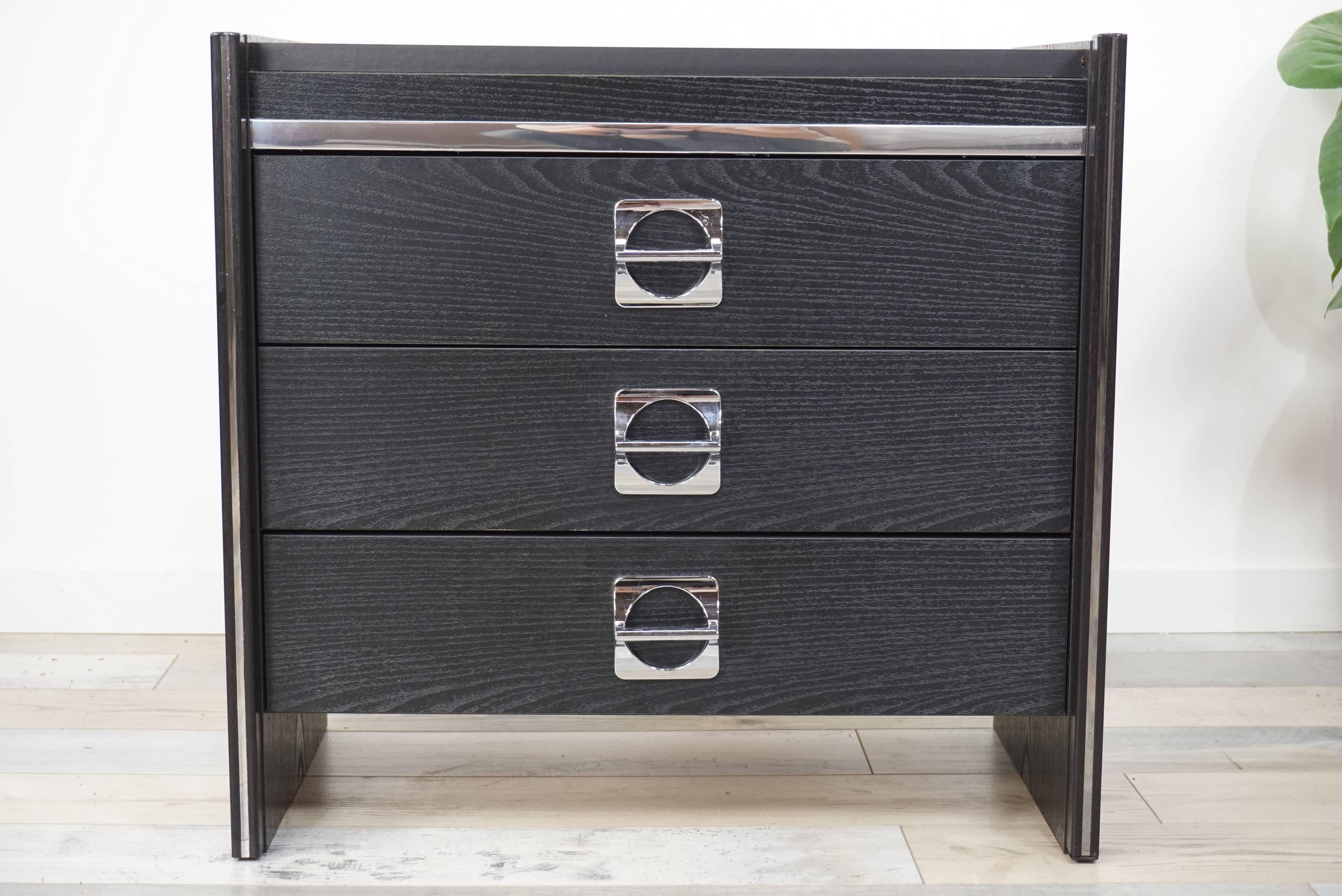 Adorable dresser three drawers black and chrome, cute by these dimensions, it will also be perfect as a bedside table.