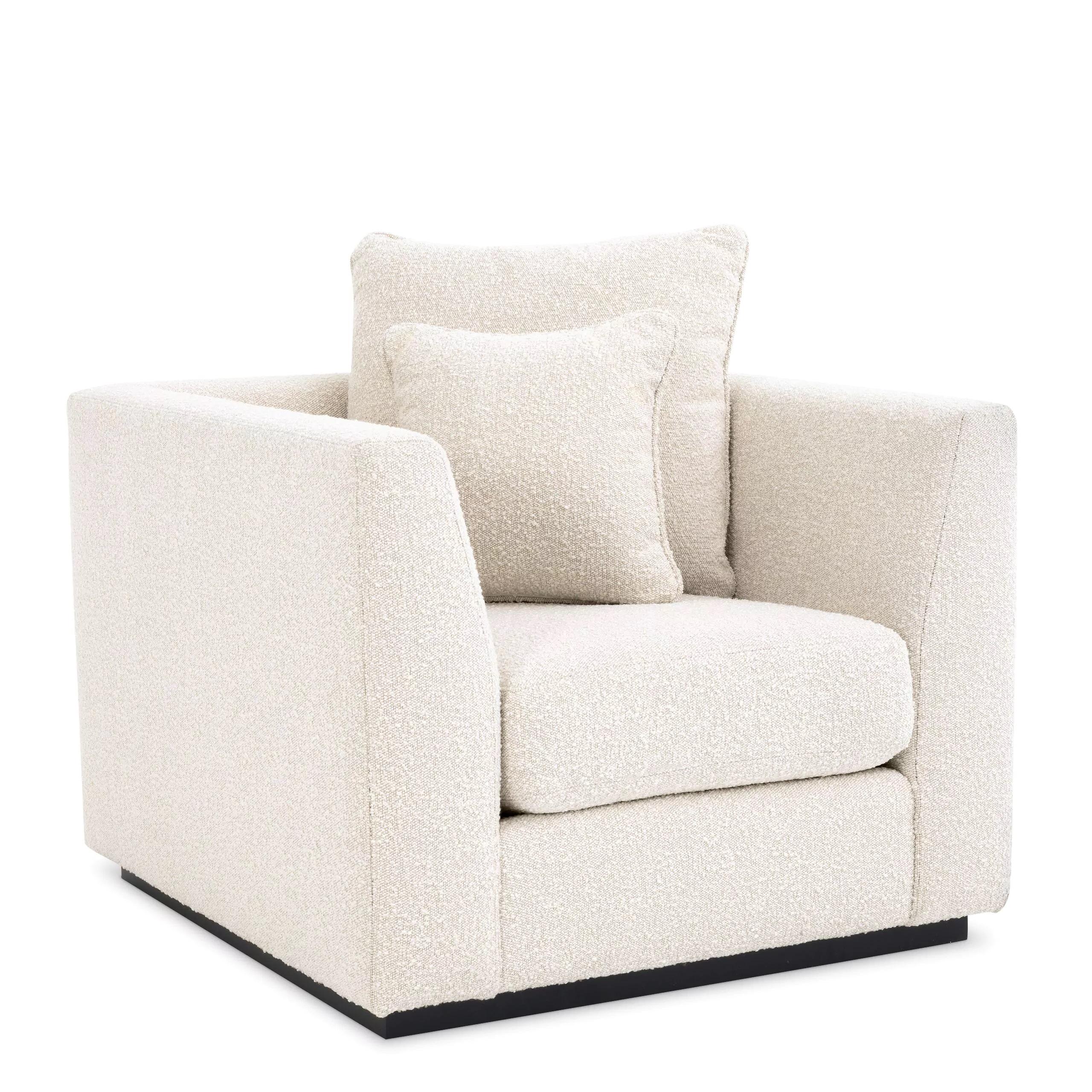 Pieds en bois noir et fauteuil en tissu bouclé beige confortable, minimaliste et dans un style fauteuil club moderne.