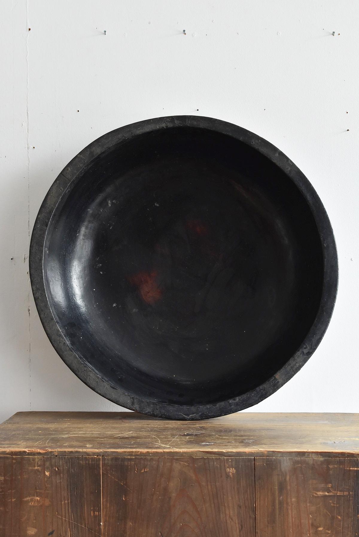 We have an aesthetic sense peculiar to Japanese people.
And we introduce the unique items that only we can do, the route of purchasing in Japan, the experience value so far, and the way that no one can imitate.


It is an old wooden bowl used