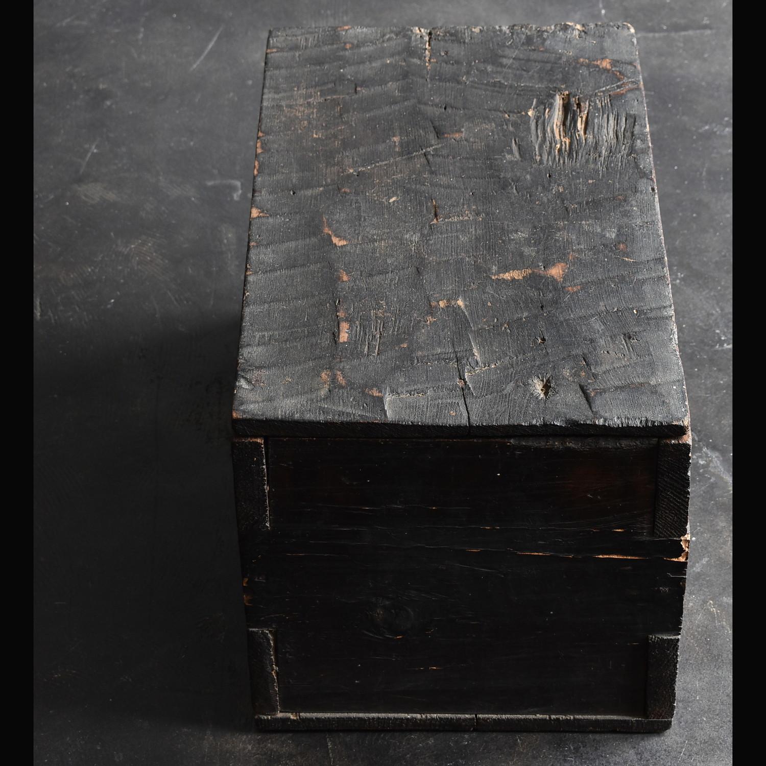Introducing valuable items that only I, a Japanese, can find.
A wooden box made in the Edo period.
It's simple, but it has a very nice atmosphere.
It is believed that it was made around the middle of Edo.
It is thought that it was originally a