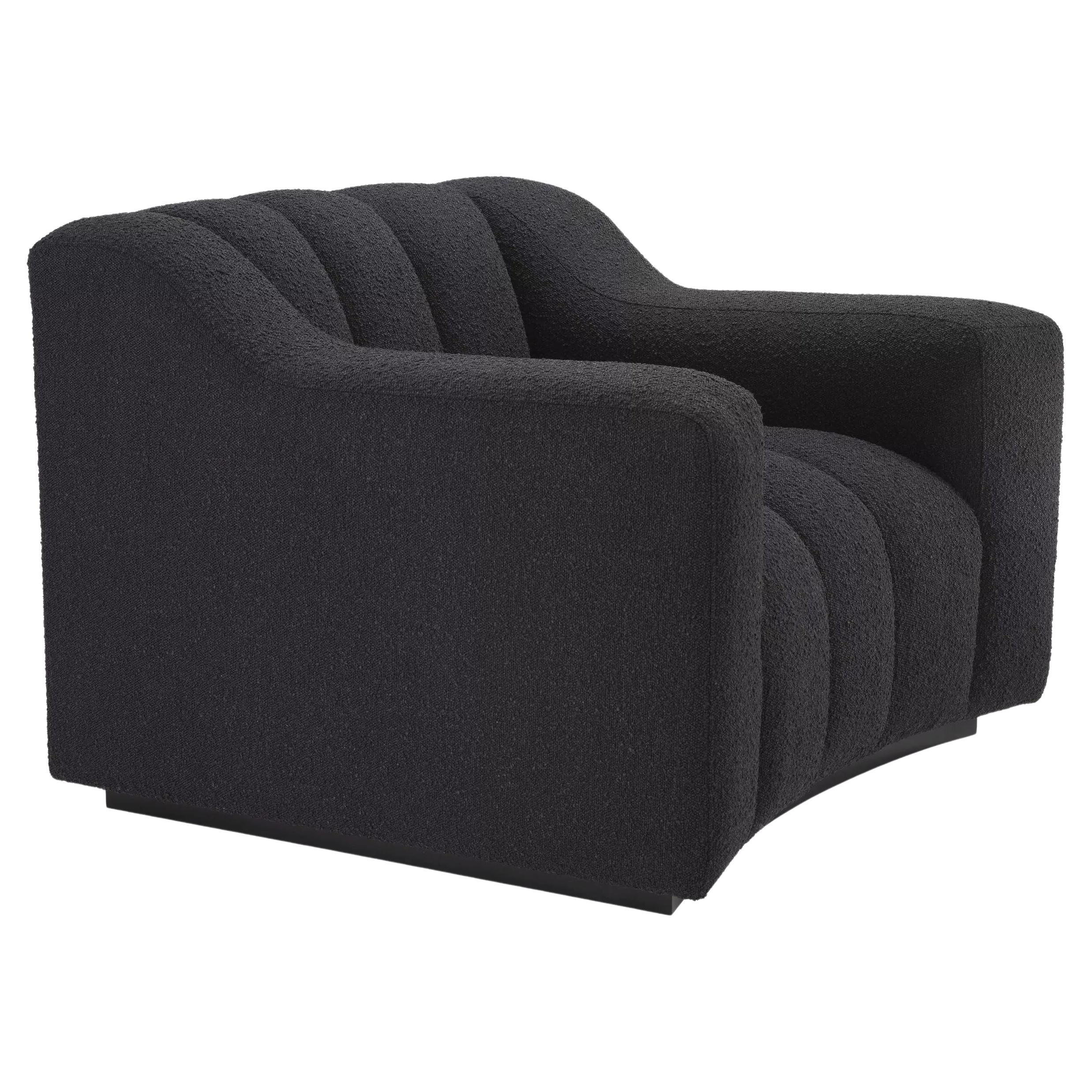 Sillón con patas de madera negra y tejido bouclé negro