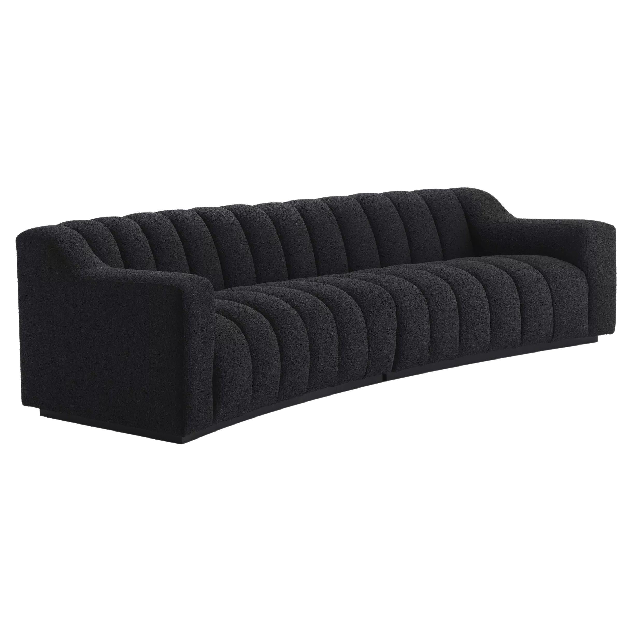 Schwarze Holzfüße mit schwarzem Bouclé-Stoff geschwungen und großes Sofa im Angebot