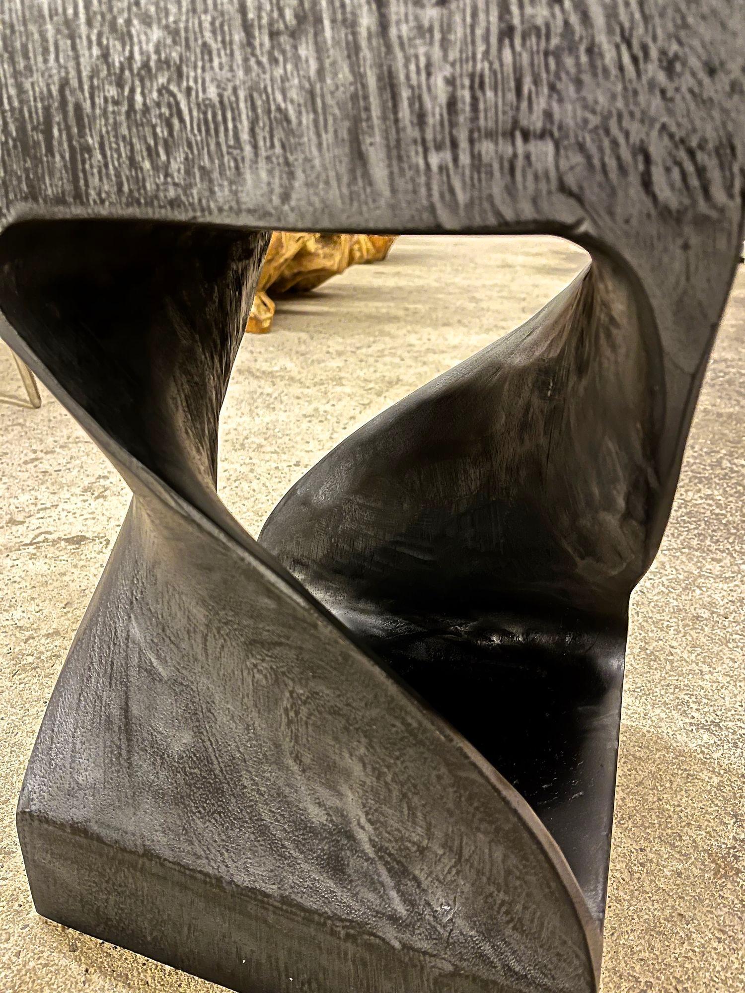Ébénisé Table d'appoint/tabouret en bois noir, Organic Modernity - Sculpté à la main, IDN 2023 en vente