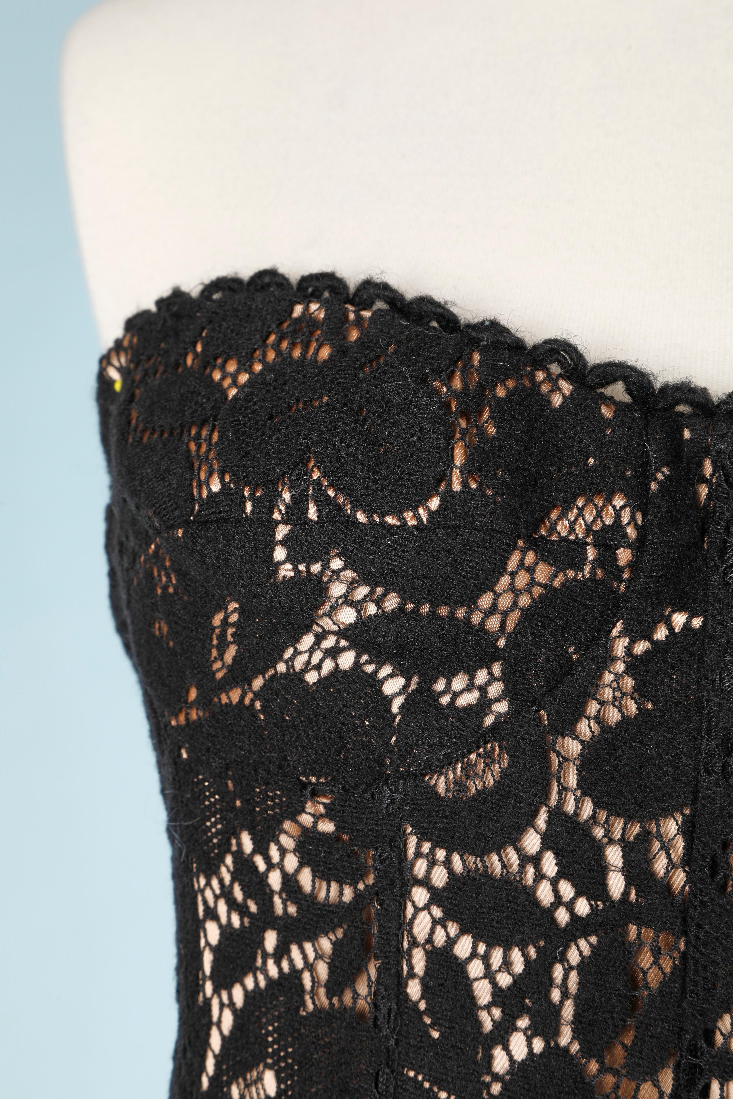 Vestido bustier negro de lana y encaje de algodón. Forro de poliéster. Sujetador con aros y huesos en el lateral. Cremallera y corchete en el lado izquierdo. Sujetador ligeramente acolchado. 
TALLA 42 (Fr) L 