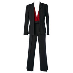 Tuta-pantalone in lana nera e gessato rosso e gilet di pelliccia Studio A Gianfranco Ferré