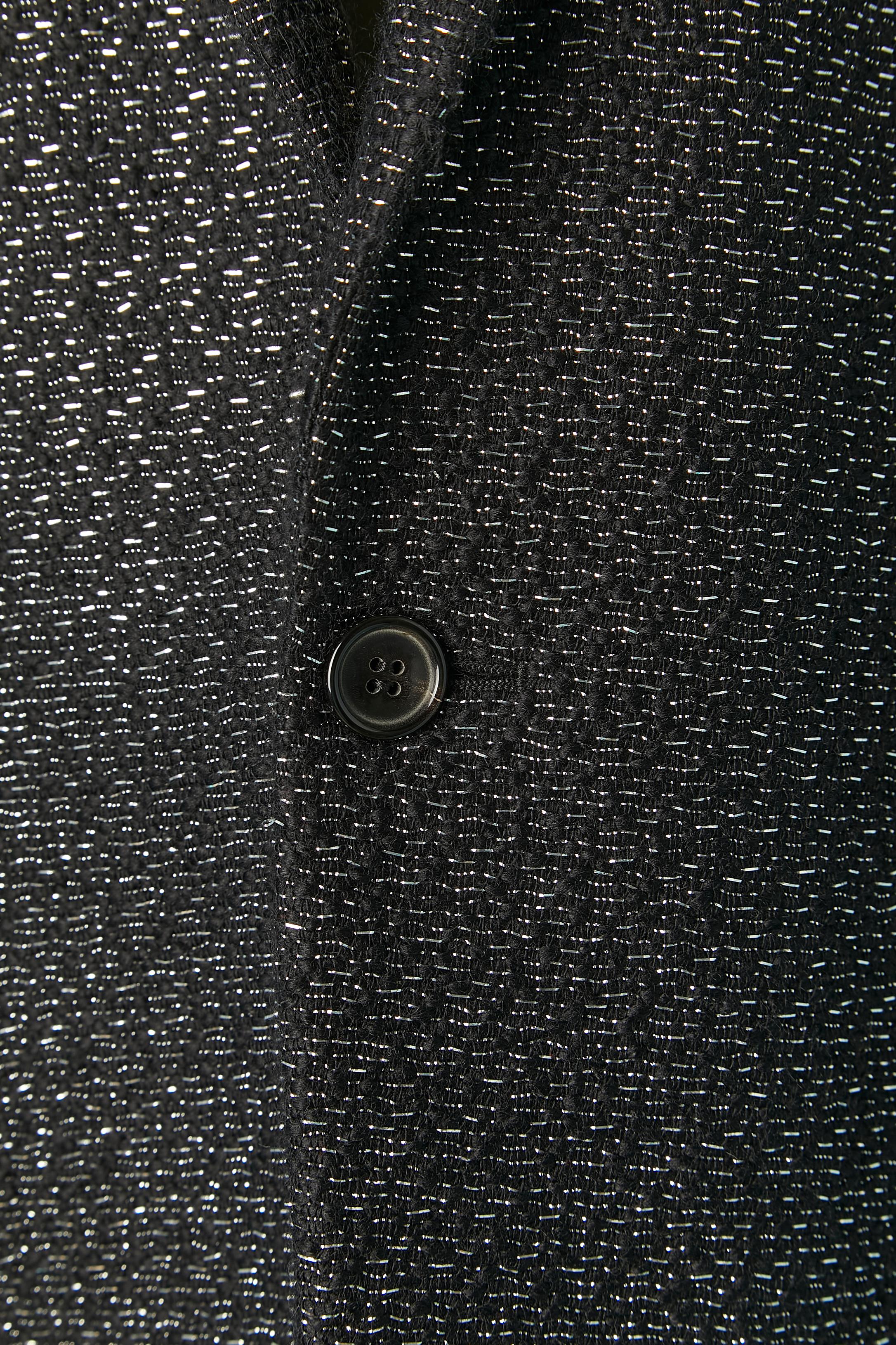 Blazer simple boutonnage en laine noire et lurex argenté. Composition du tissu principal : 95% laine, 5% polyamide. 
Doublure : 100% bemberg
Un bouton et une boutonnière au milieu du devant. 3 poches extérieures et 4 poches intérieures. 
TAILLE 50