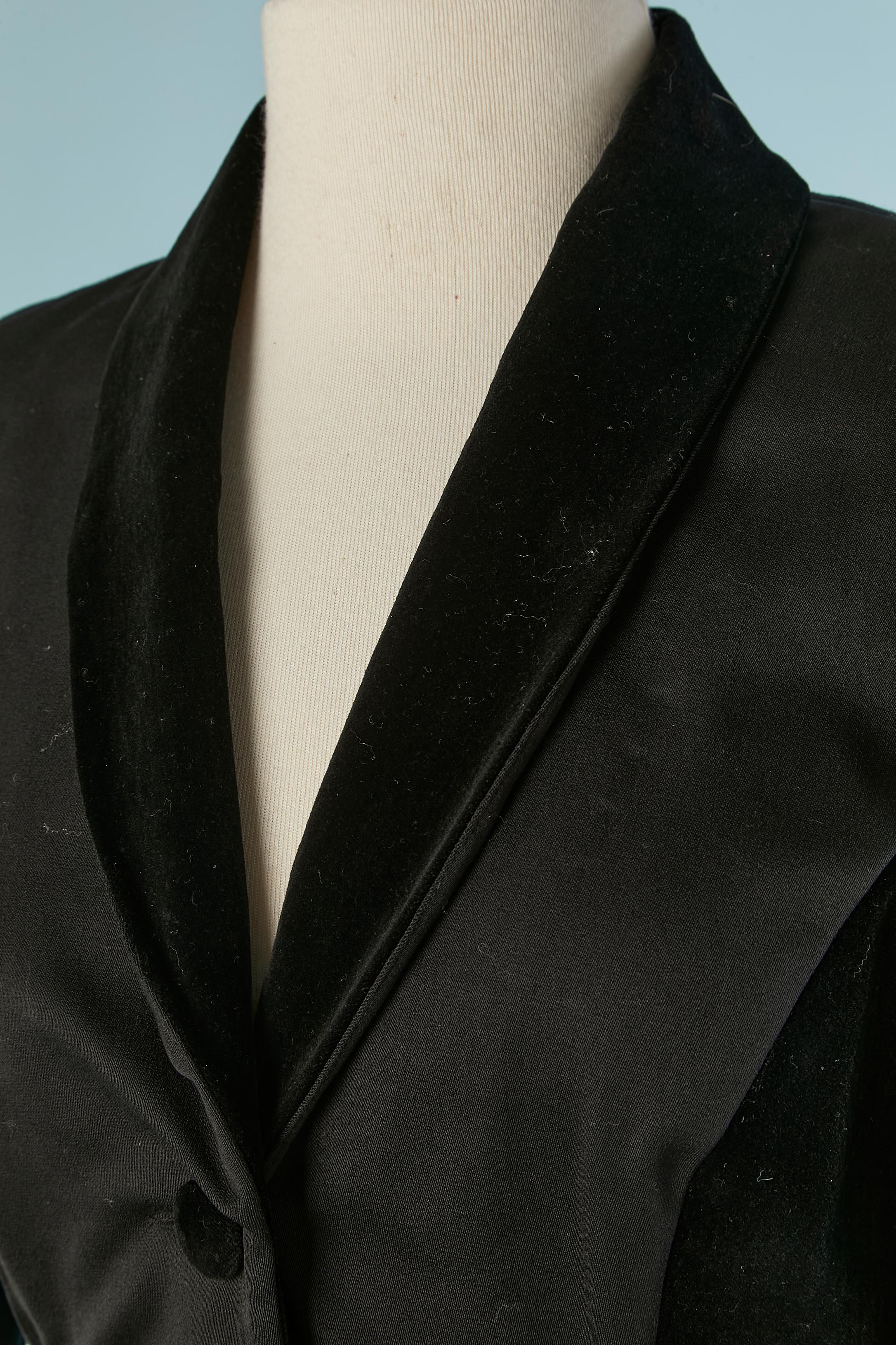 Veste croisée en rayonne et velours noir.  Composition du tissu : 96% laine, 4% stretch. Composition du velours : 87% coton, 10% modal, 3% lycra. Pas de doublure. Bouton et boutonnière en velours sur le milieu du devant. Pad d'épaule. Demi-courroie