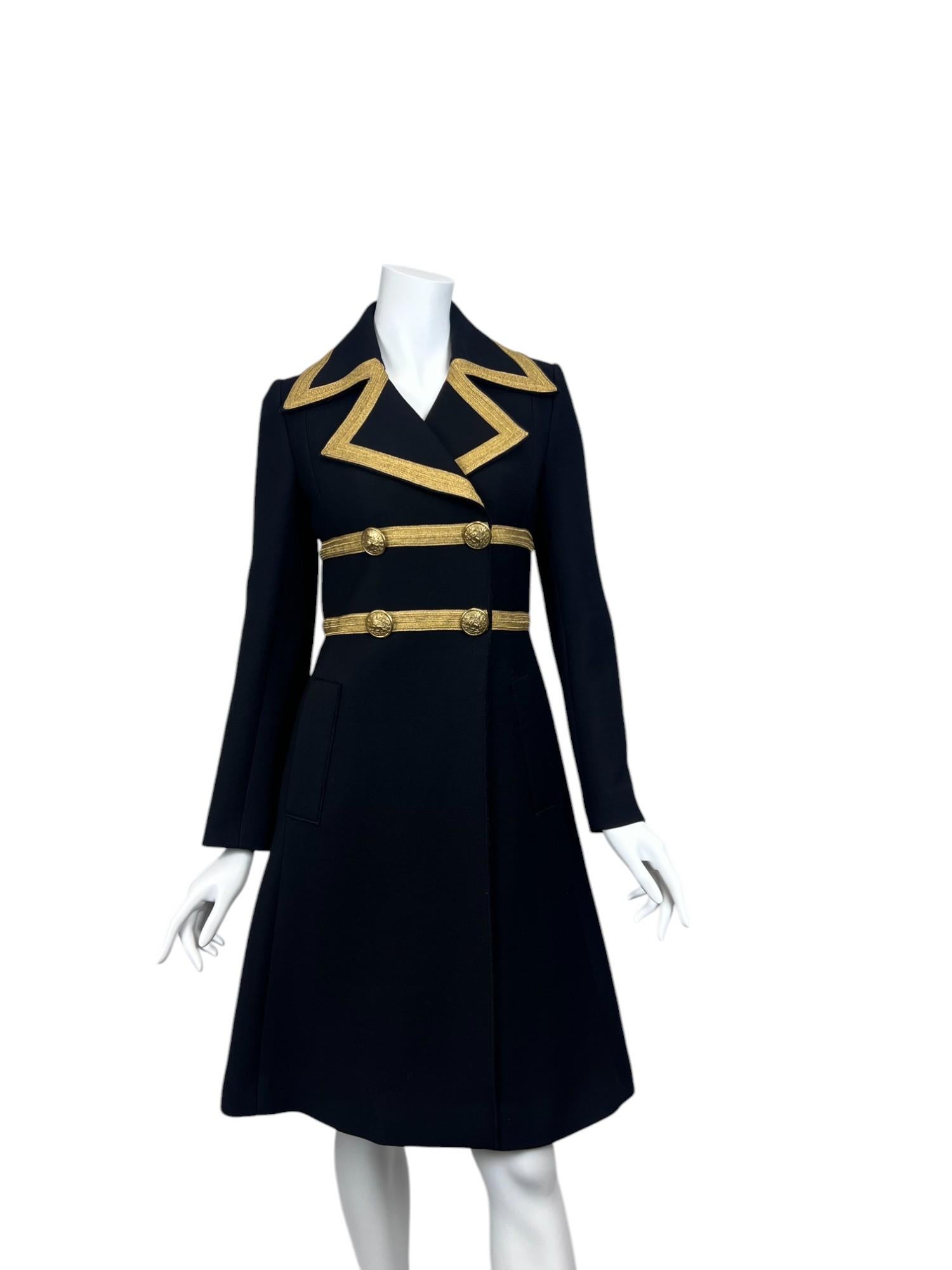 Questo cappotto in lana nera di Dolce & Gabbana è un mix sorprendente di precisione militare e lusso italiano. Realizzato in sontuosa lana nera, questo cappotto strutturato presenta un taglio sartoriale deciso, spalle robuste e una silhouette